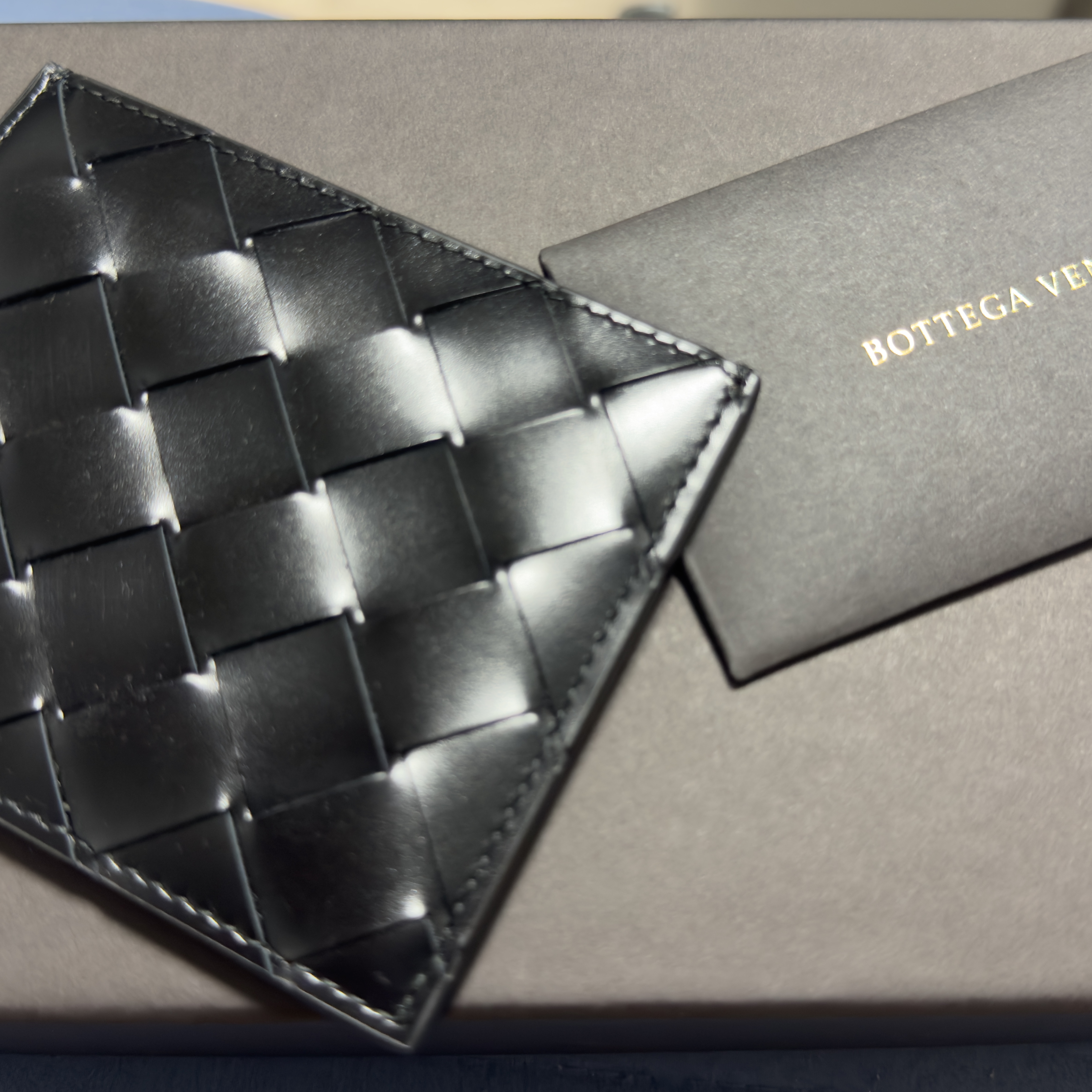 Bottega Veneta Card Case Black 착용 스타일 - 1