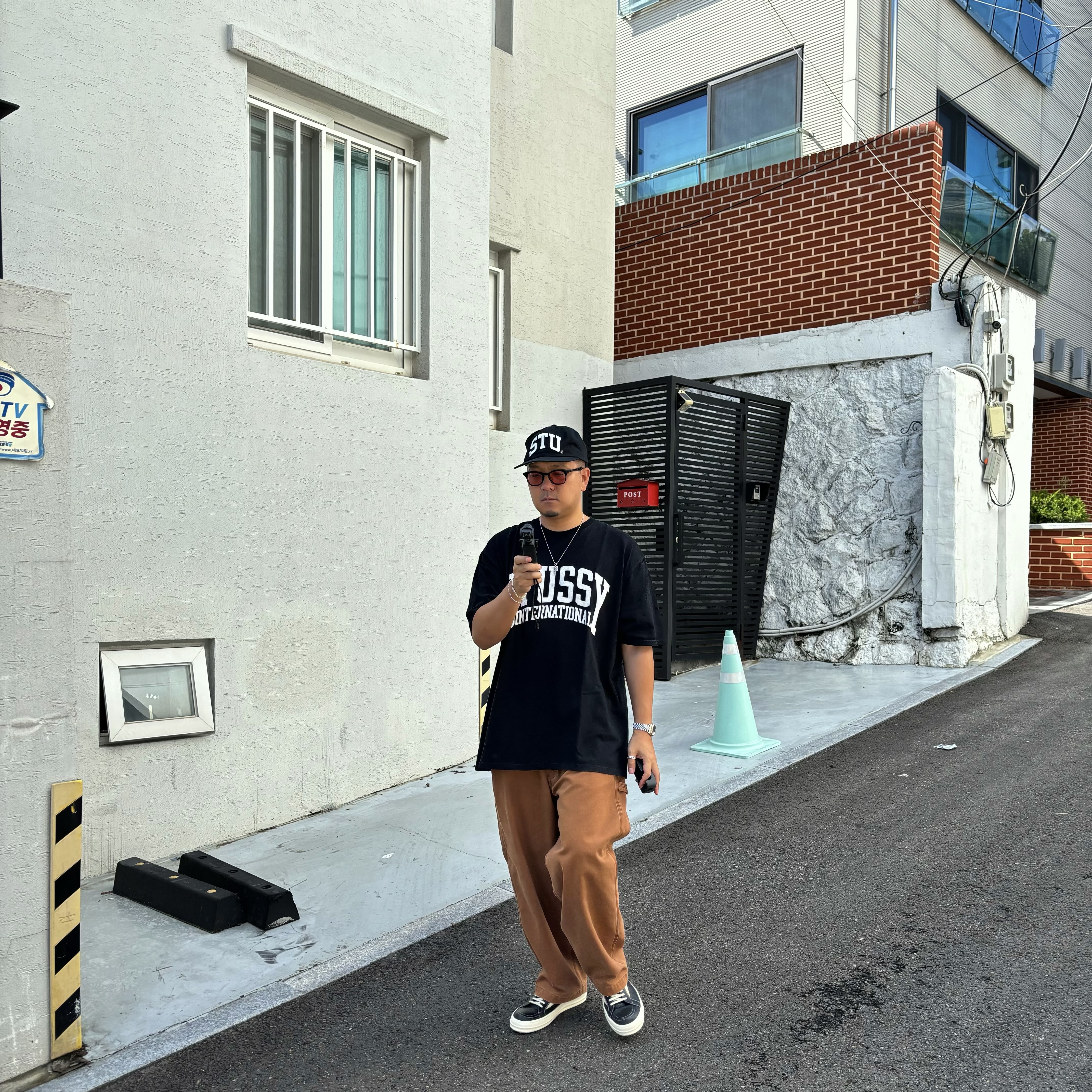 Stussy Stu Arch Strapback Cap Black, Stussy International Pigment Dyed T-Shirt Black 착용 스타일 - 1