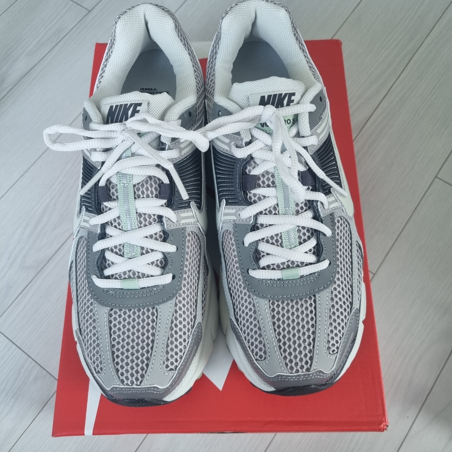 (W) Nike Zoom Vomero 5 Cobblestone and Flat Pewter 착용 스타일