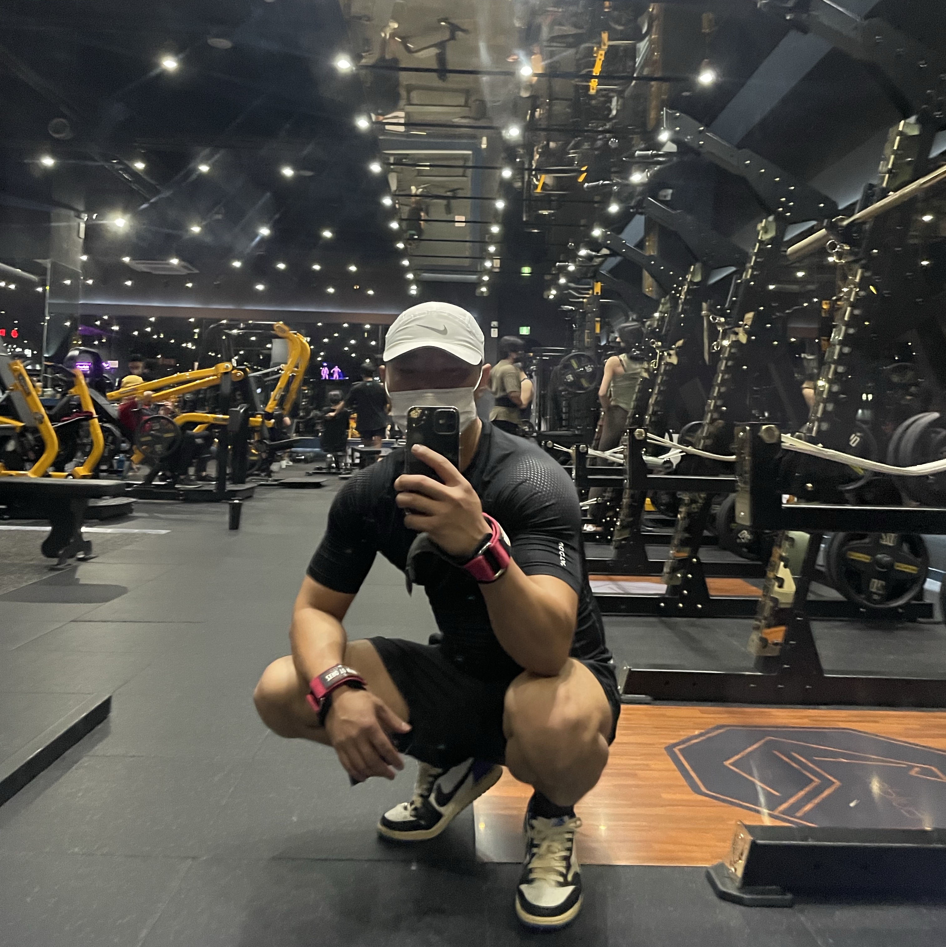 Nike x Drake Nocta NRG Essential SS Base Layer Top Black (DM1733-010), Jordan 1 x Travis Scott x Fragment Retro Low OG SP Military Blue 착용 스타일 - 2