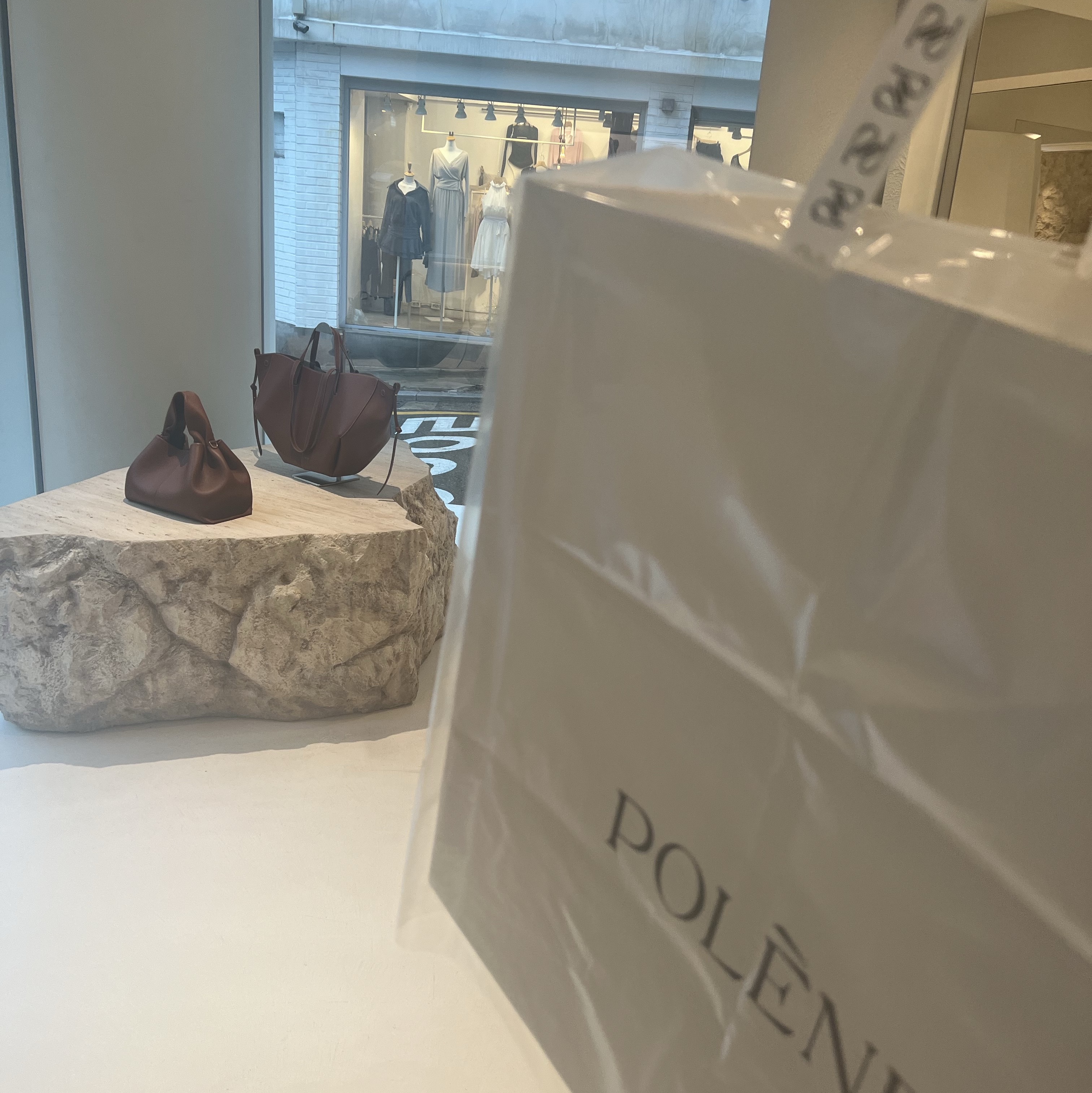 Polene Cyme Camel 착용 스타일 - 3