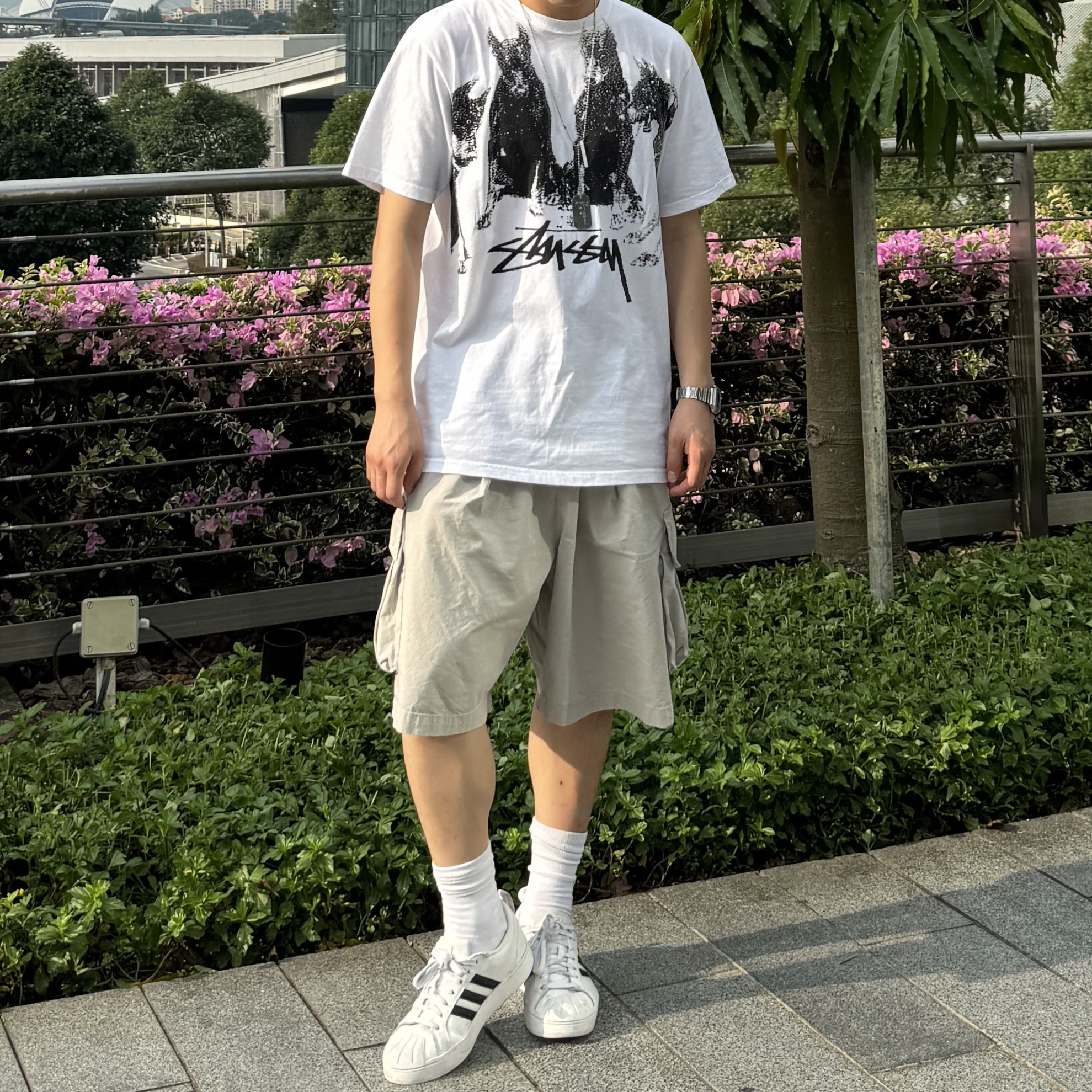 Stussy Doberman T-Shirt White, Adidas Grand Court Base 2.0 Cloud White Core Black 착용 스타일 - 2