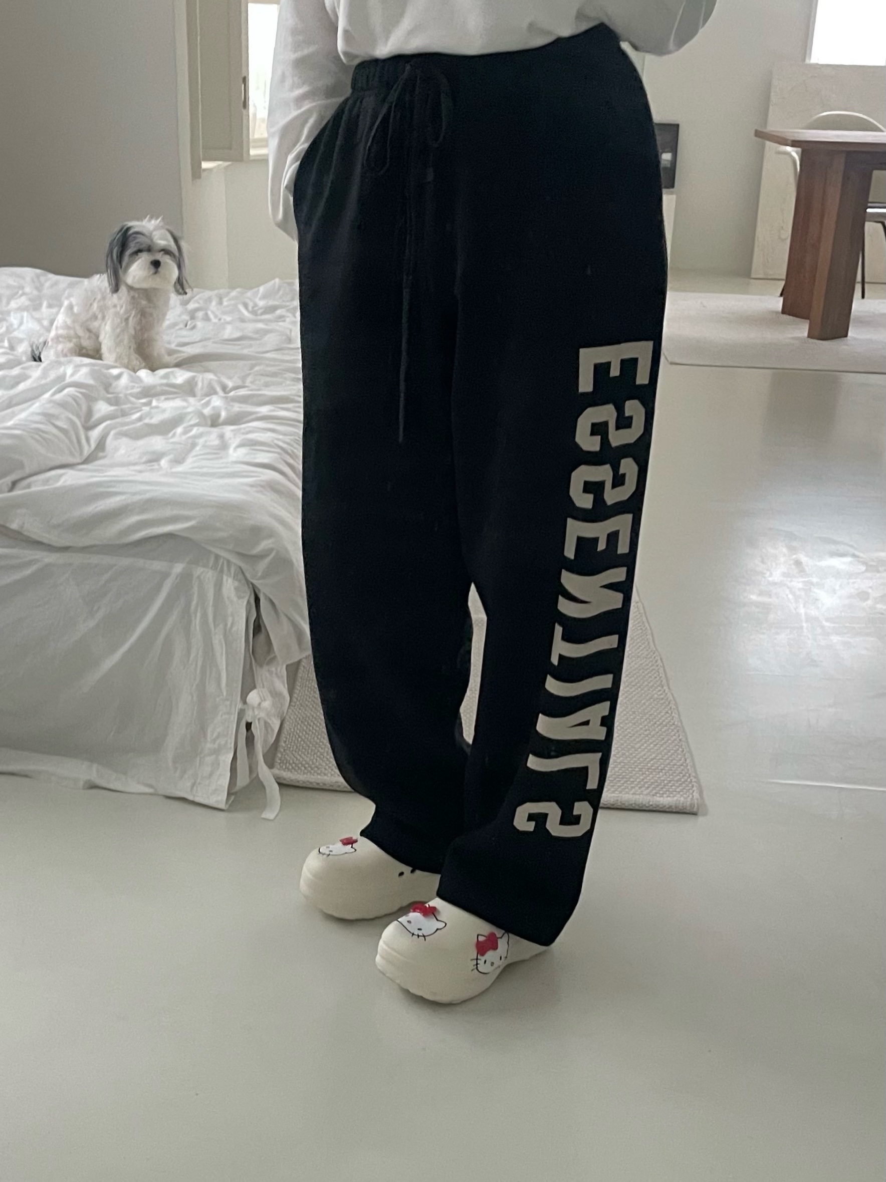 Essentials Fleece Relaxed Sweatpant Black - 24FW, (W) Adidas x Hello Kitty Adifom Stan Smith Mule Off White 착용 스타일 - 1