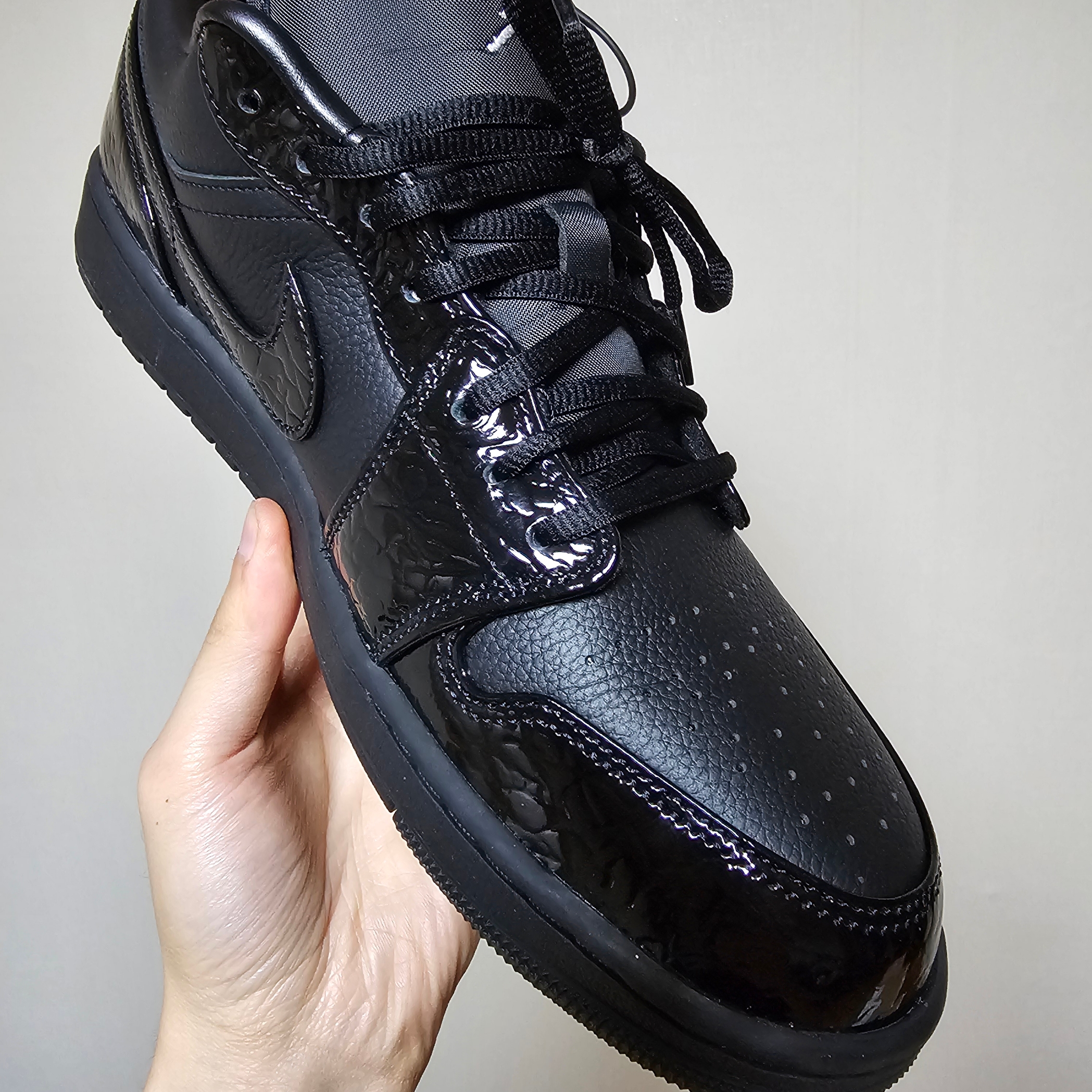 (W) Jordan 1 Low SE Black Metallic Silver 착용 스타일 - 2