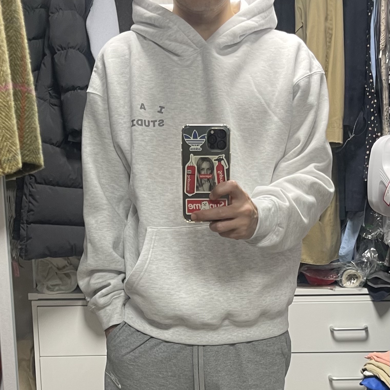 IAB Studio Hoodie Light Gray 착용 스타일