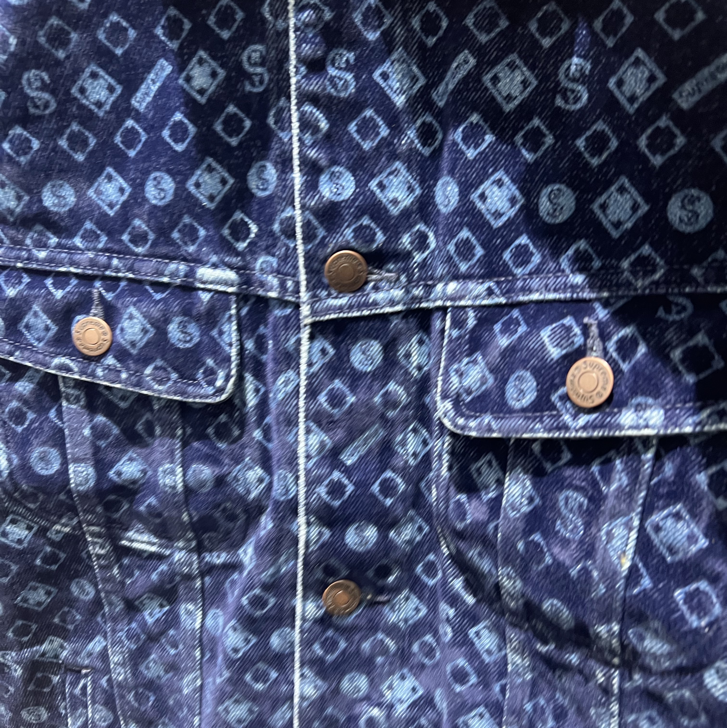 Supreme Flocked Denim Trucker Jacket Black - 24FW, Supreme Flocked Denim Trucker Jacket Blue - 24FW 착용 스타일 - 2