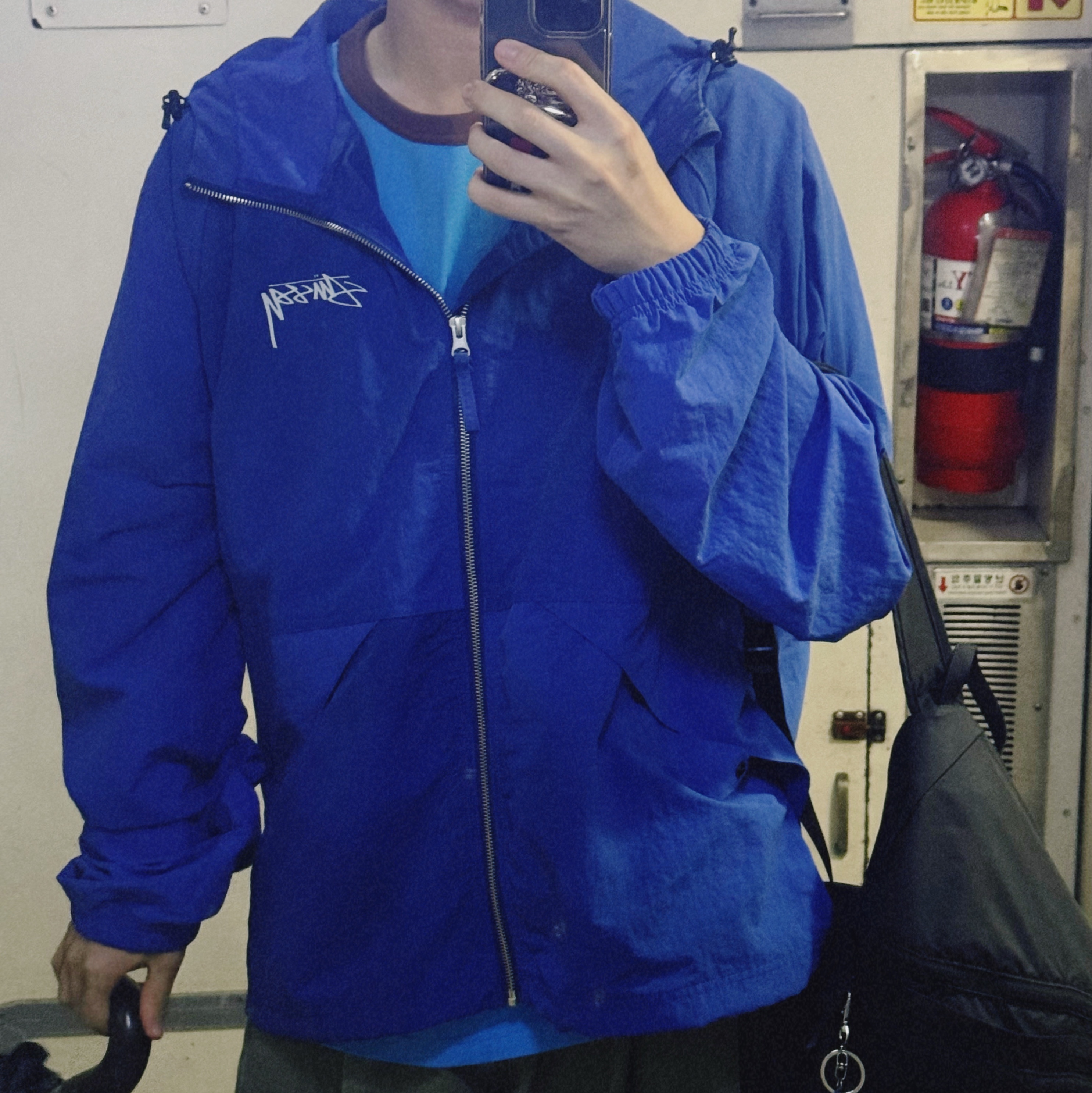 Stussy Wave Dye Beach Shell Jacket Ultramarine 착용 스타일