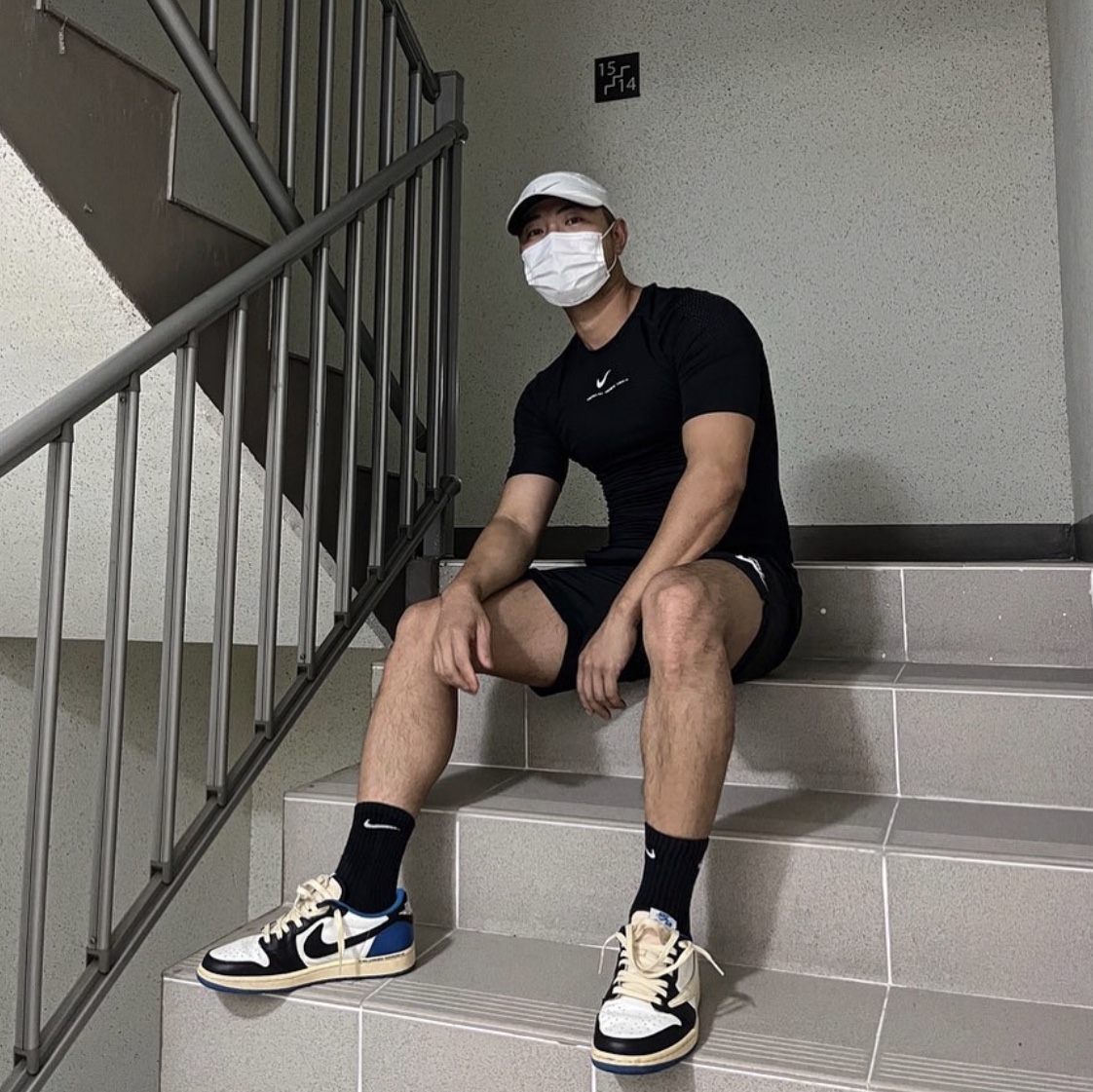 Nike x Drake Nocta NRG Essential SS Base Layer Top Black (DM1733-010), Jordan 1 x Travis Scott x Fragment Retro Low OG SP Military Blue 착용 스타일 - 1
