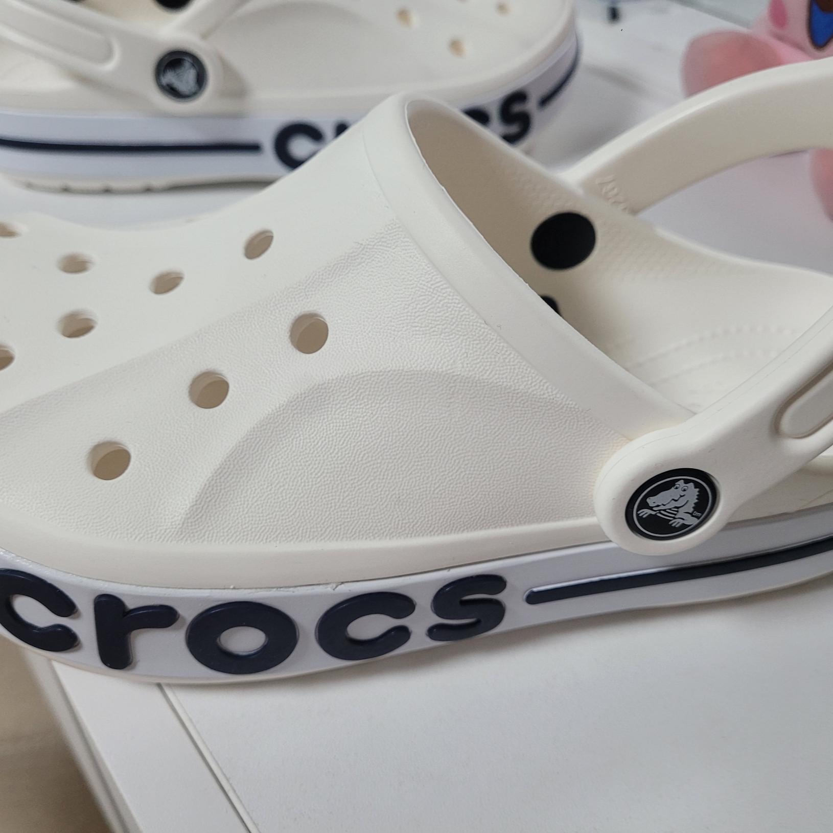 Crocs Bayaband Clog White Navy 착용 스타일 - 2