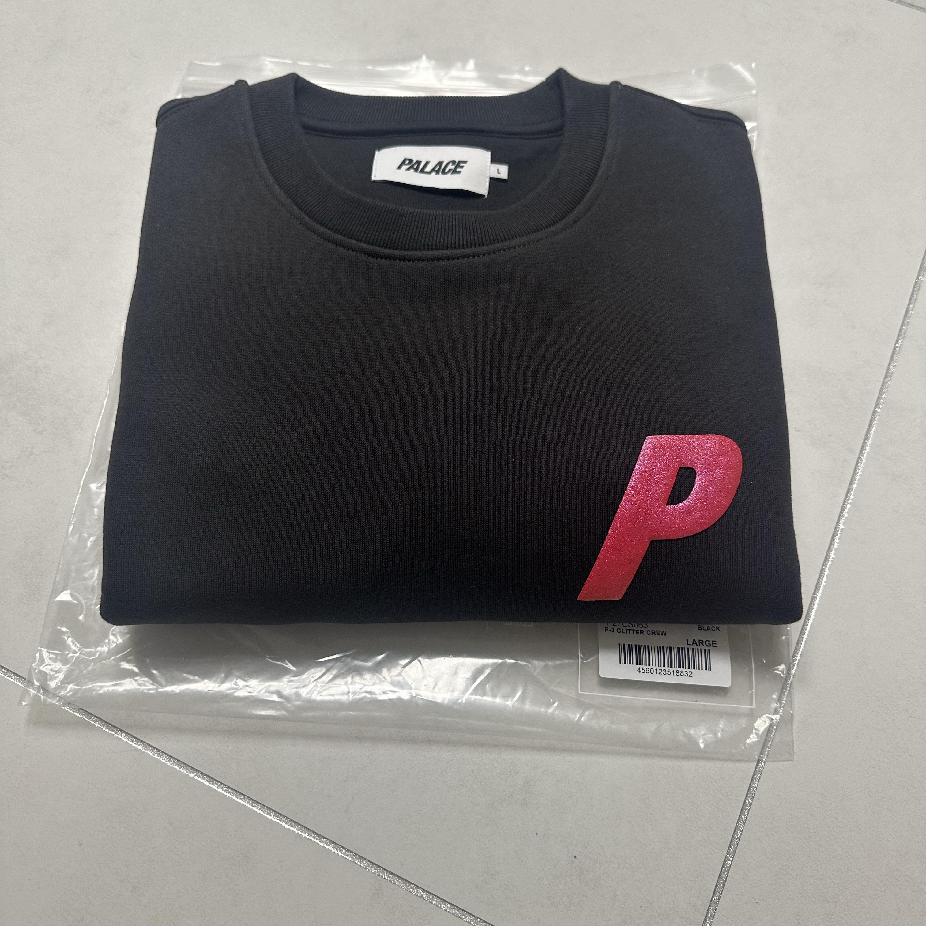 Palace P3 Glitter Crew Black - 24FW 착용 스타일 - 1