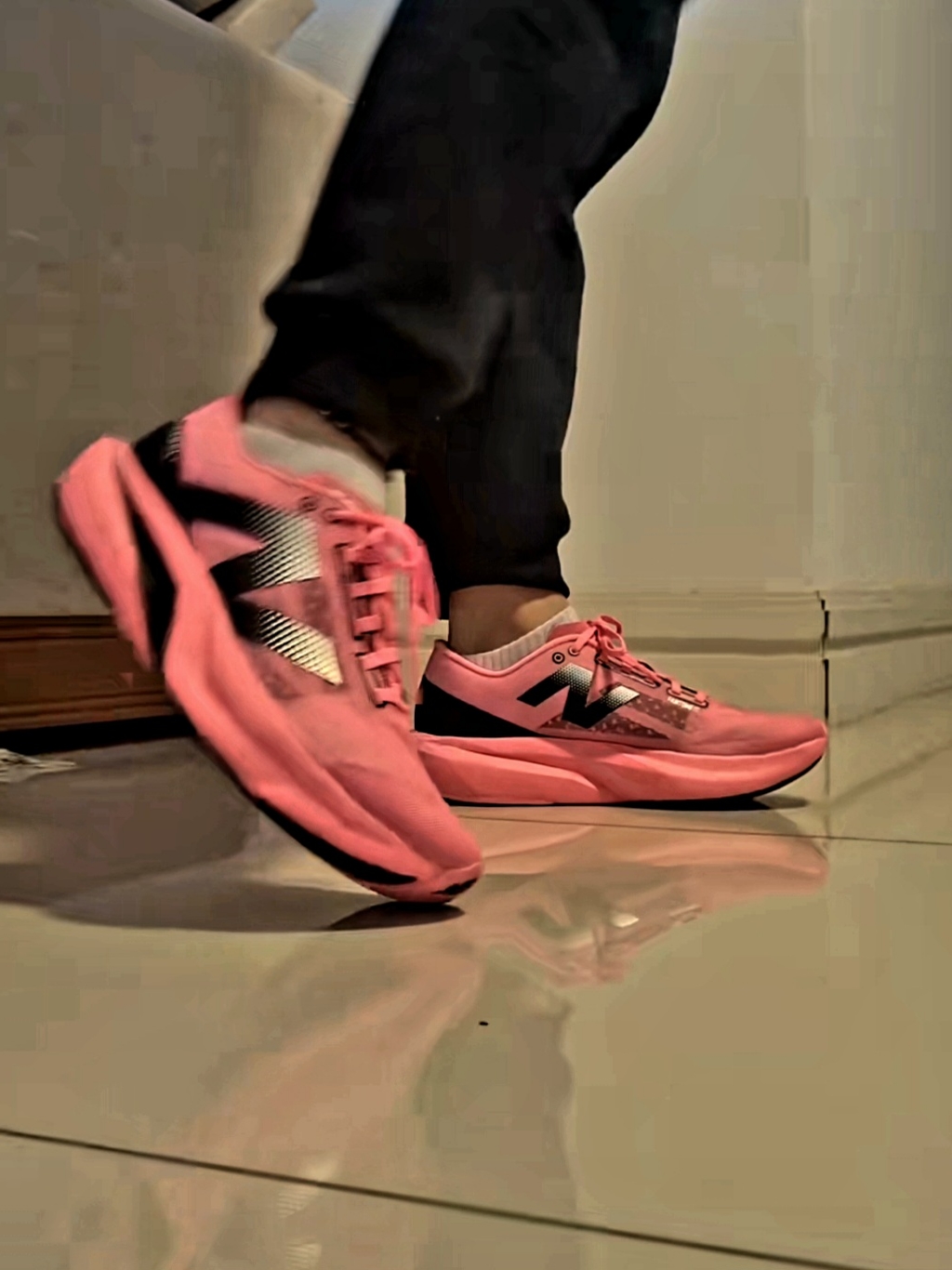 New Balance Fuelcell Rebel v4 Ultra Pink Black - 2E Wide, (W) New Balance FuelCell Rebel v4 Ultra Pink Black - D Wide 착용 스타일