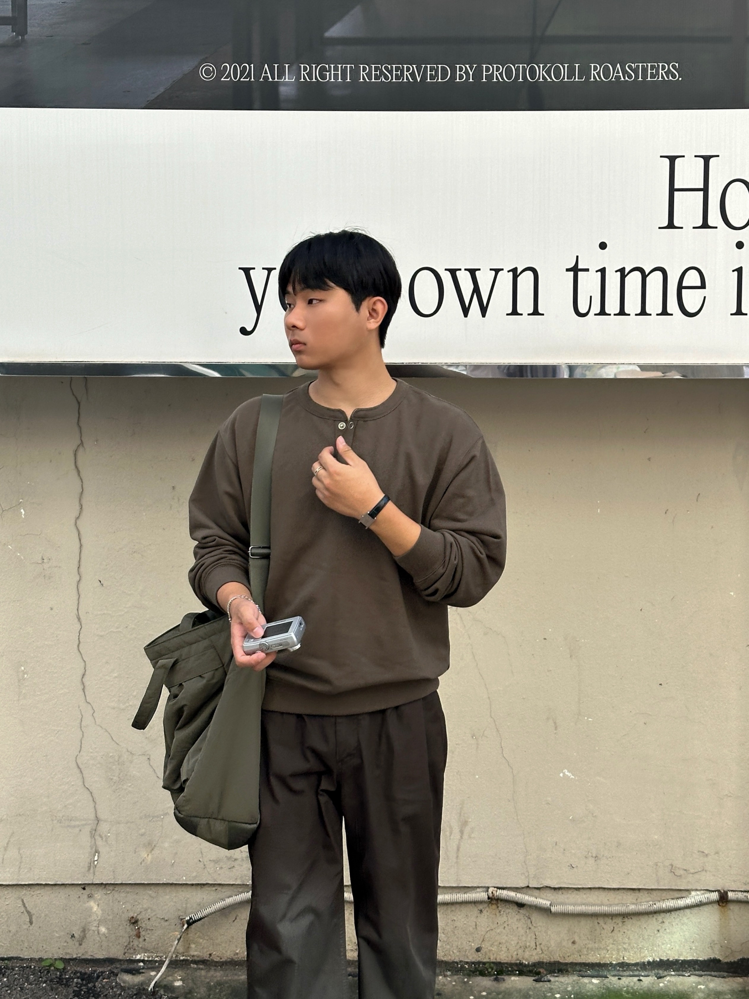 Uniqlo 2-Way Utility Bag Olive 착용 스타일 - 5