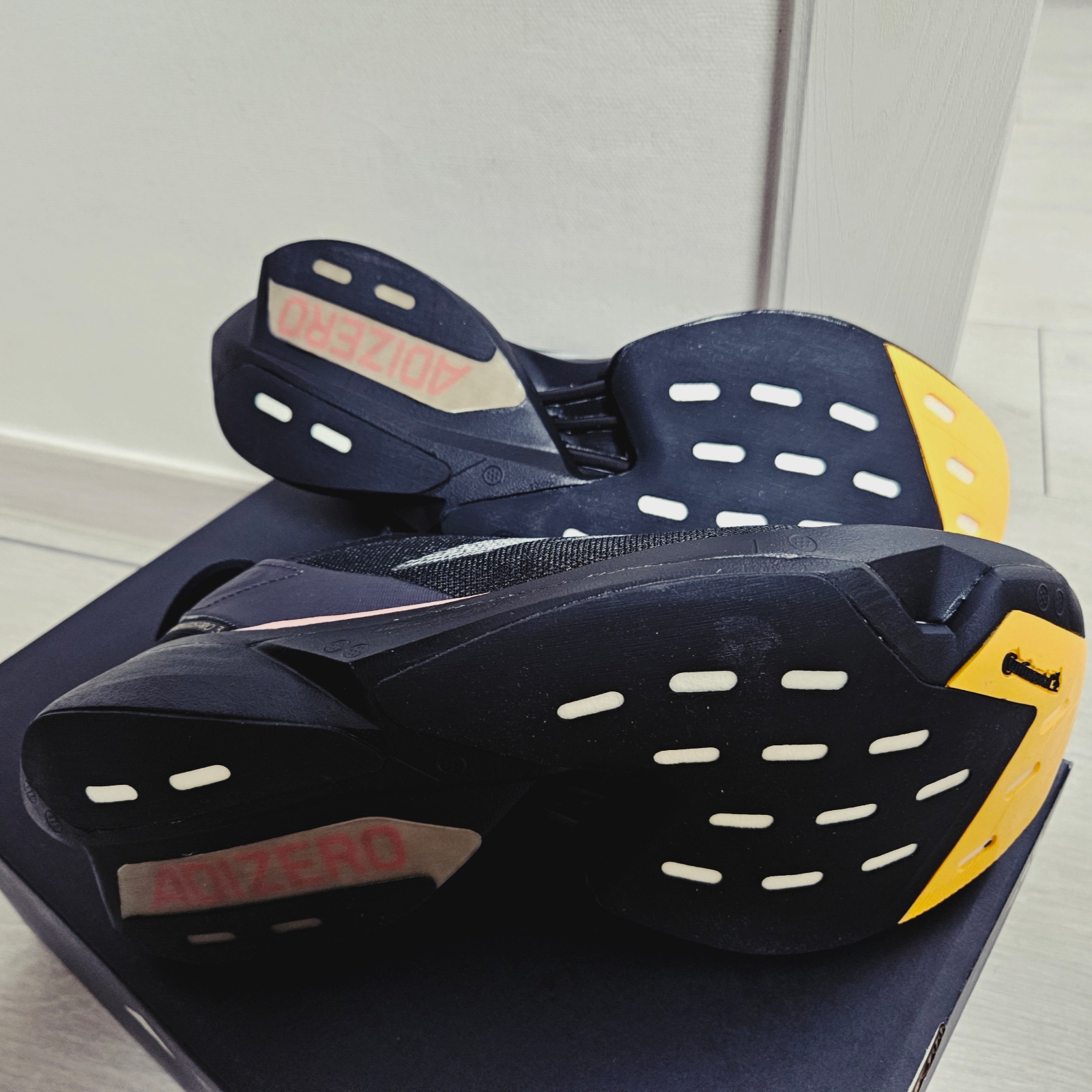 (W) Adidas Adizero Adios Pro 3 Core Black Zero Metalic 착용 스타일 - 3