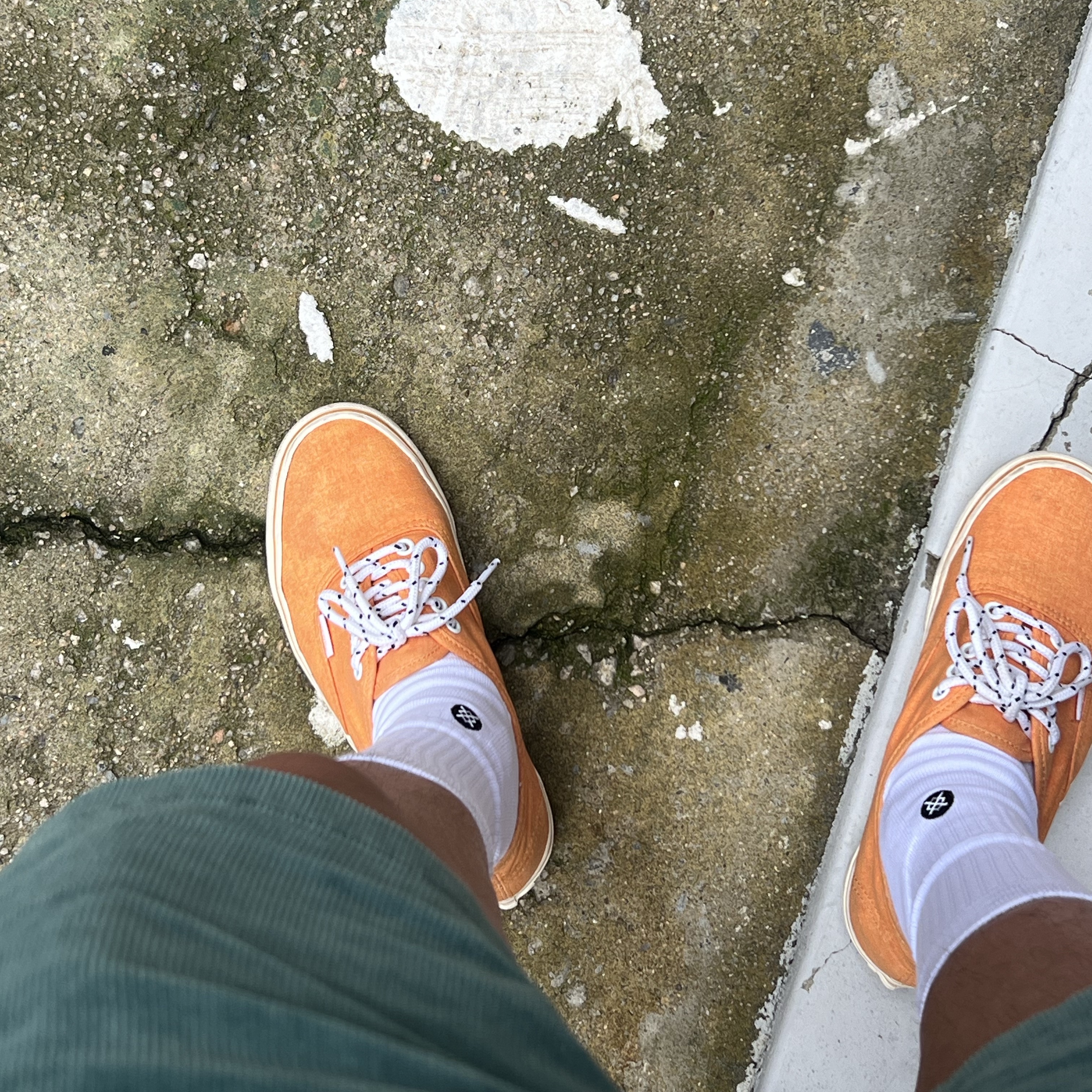 Vans x J.Crew Authentic Washed Bright Orange 착용 스타일