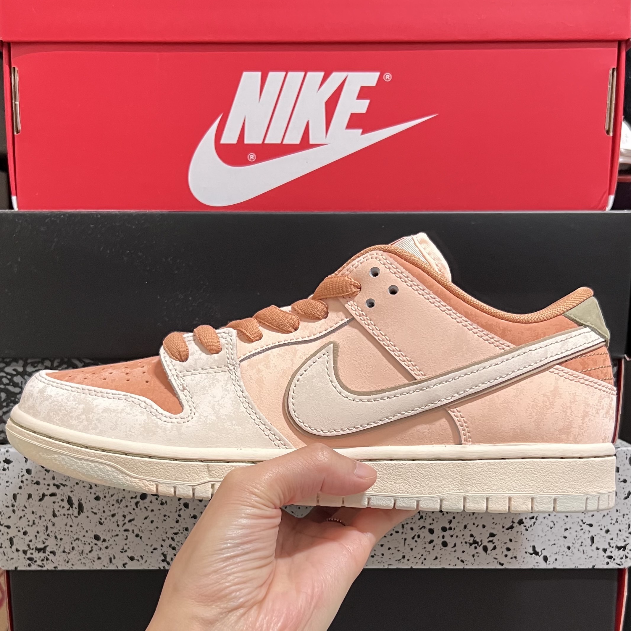 Nike SB Dunk Low Pro Crimson Tint and Amber Brown 착용 스타일