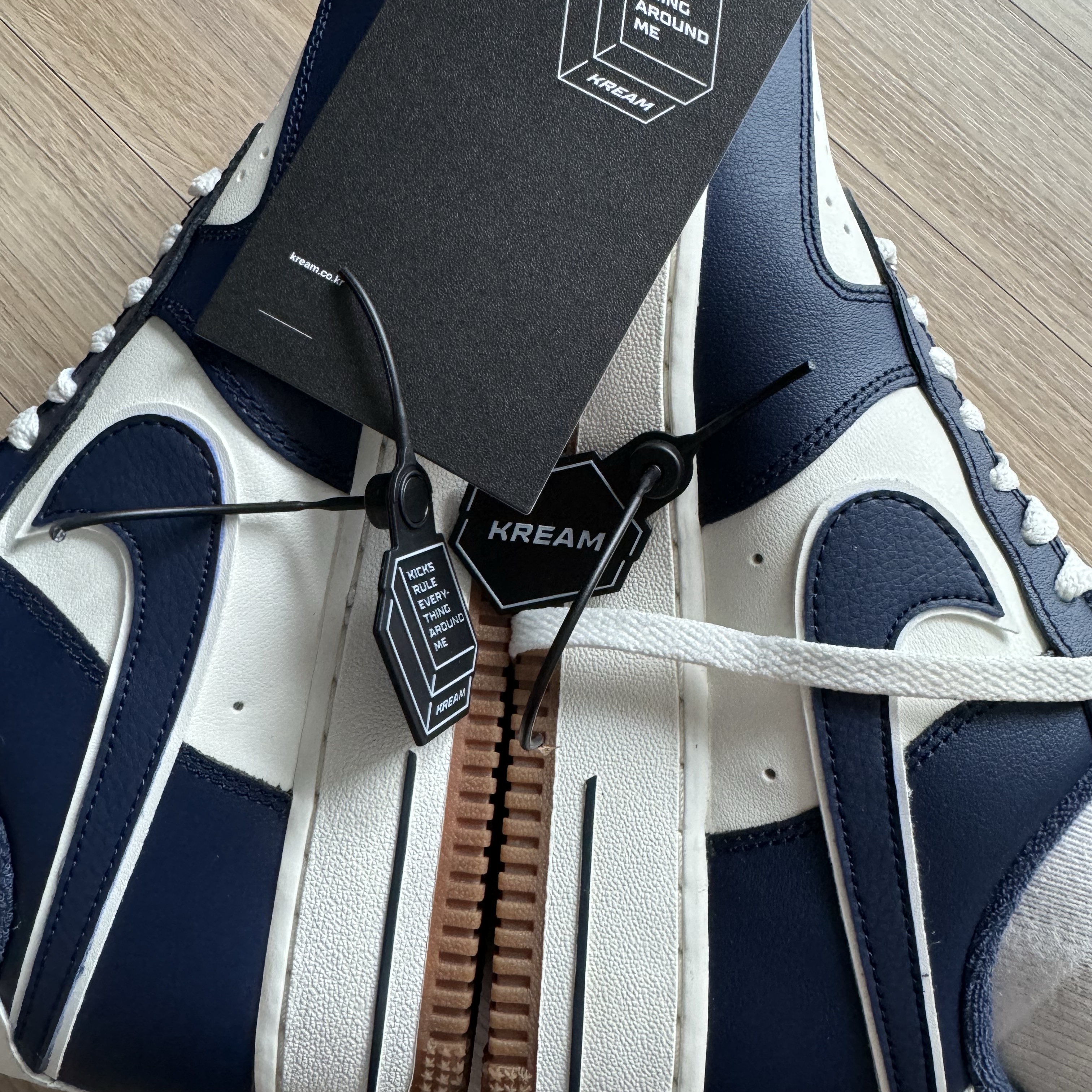 Nike Air Force 1 '07 LV8 Midnight Navy 착용 스타일