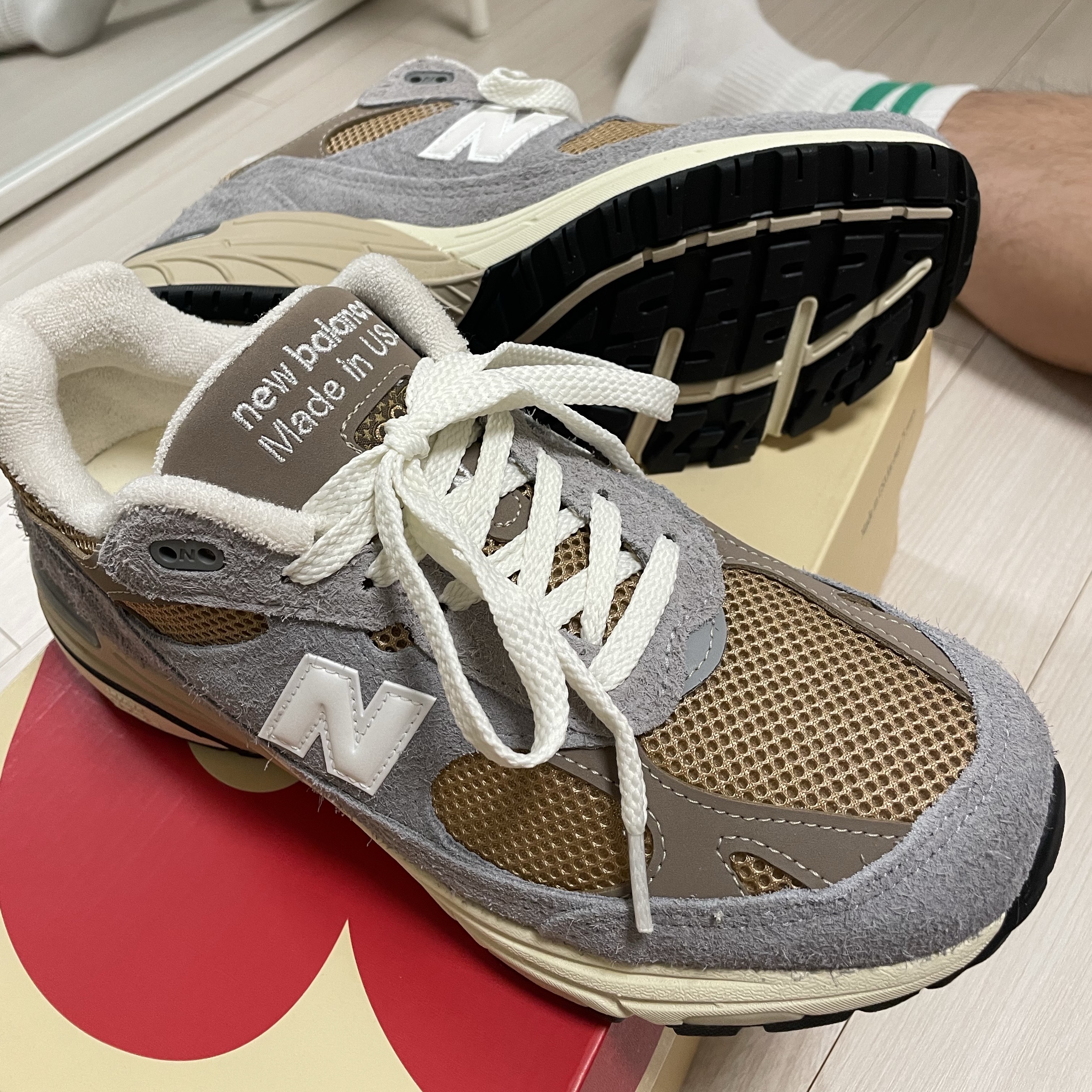 New Balance 993 Made in USA Shadow Grey Driftwood 착용 스타일 - 5