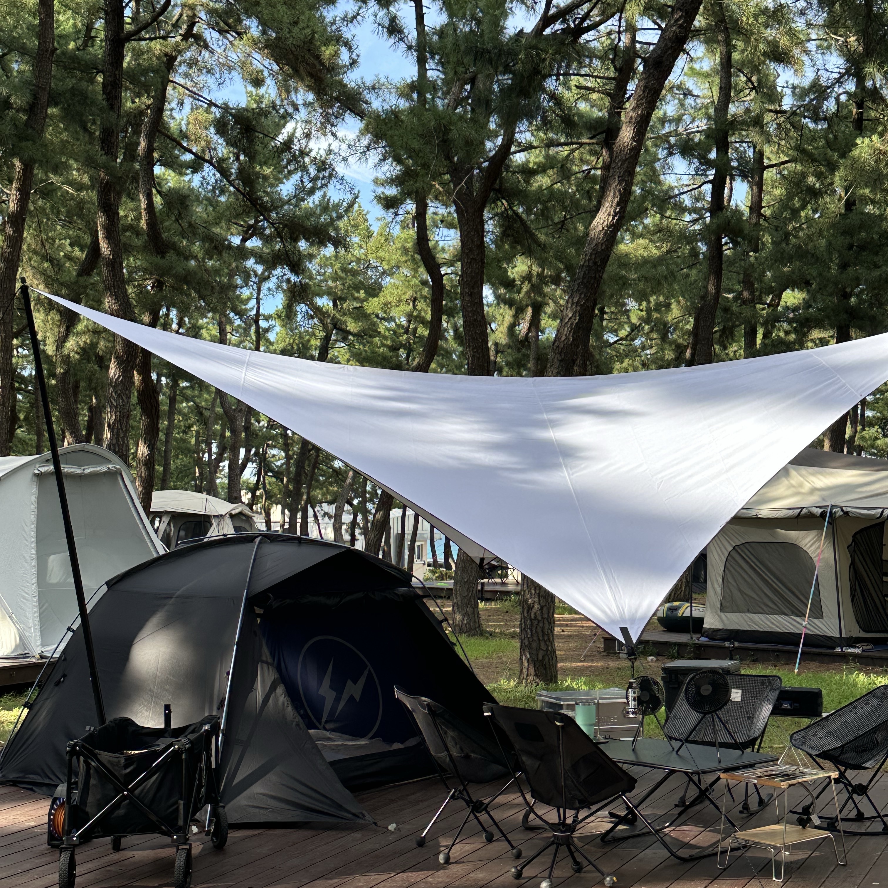 Helinox x Fragment Design 3P Dome Tent Black Navy, Helinox x Neighborhood Chair One Peal - 22FW 착용 스타일 - 1