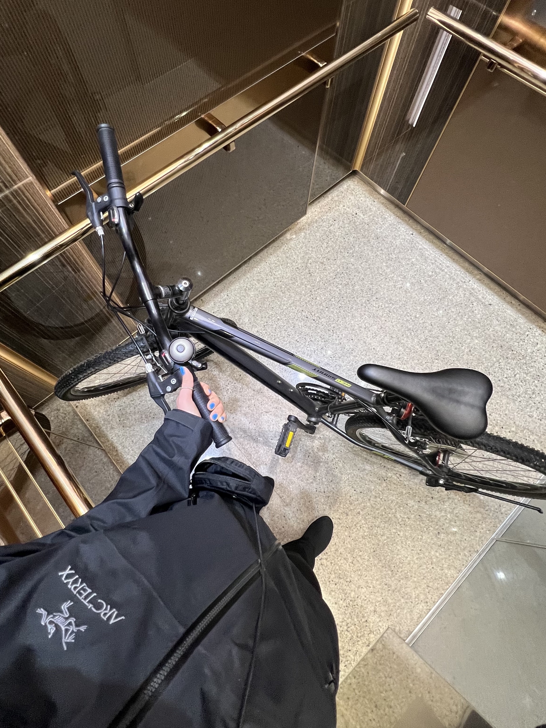 (W) Arc'teryx Beta LT Jacket Black, Arc'teryx Beta LT Jacket Black 착용 스타일 - 4