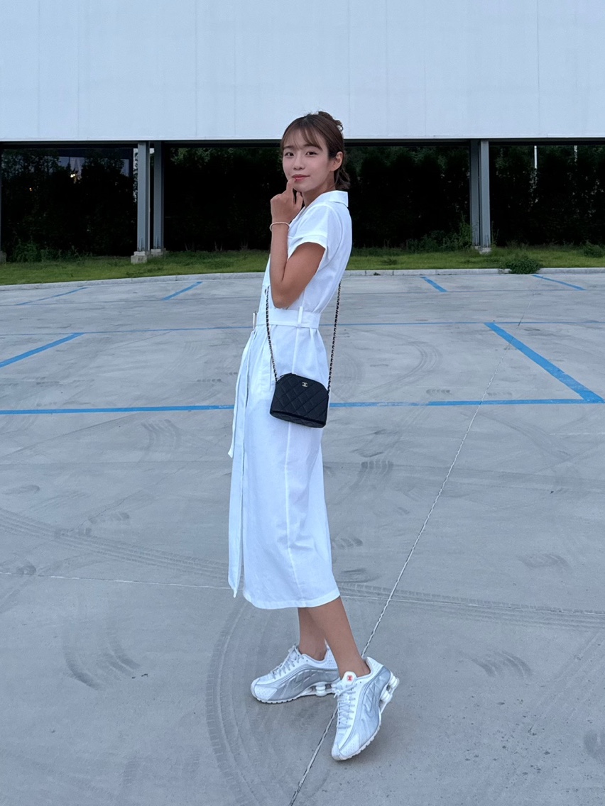 Chanel Clutch with Chain Lambskin & Gold Black, (W) Nike Shox R4 White Metallic Silver 착용 스타일 - 2
