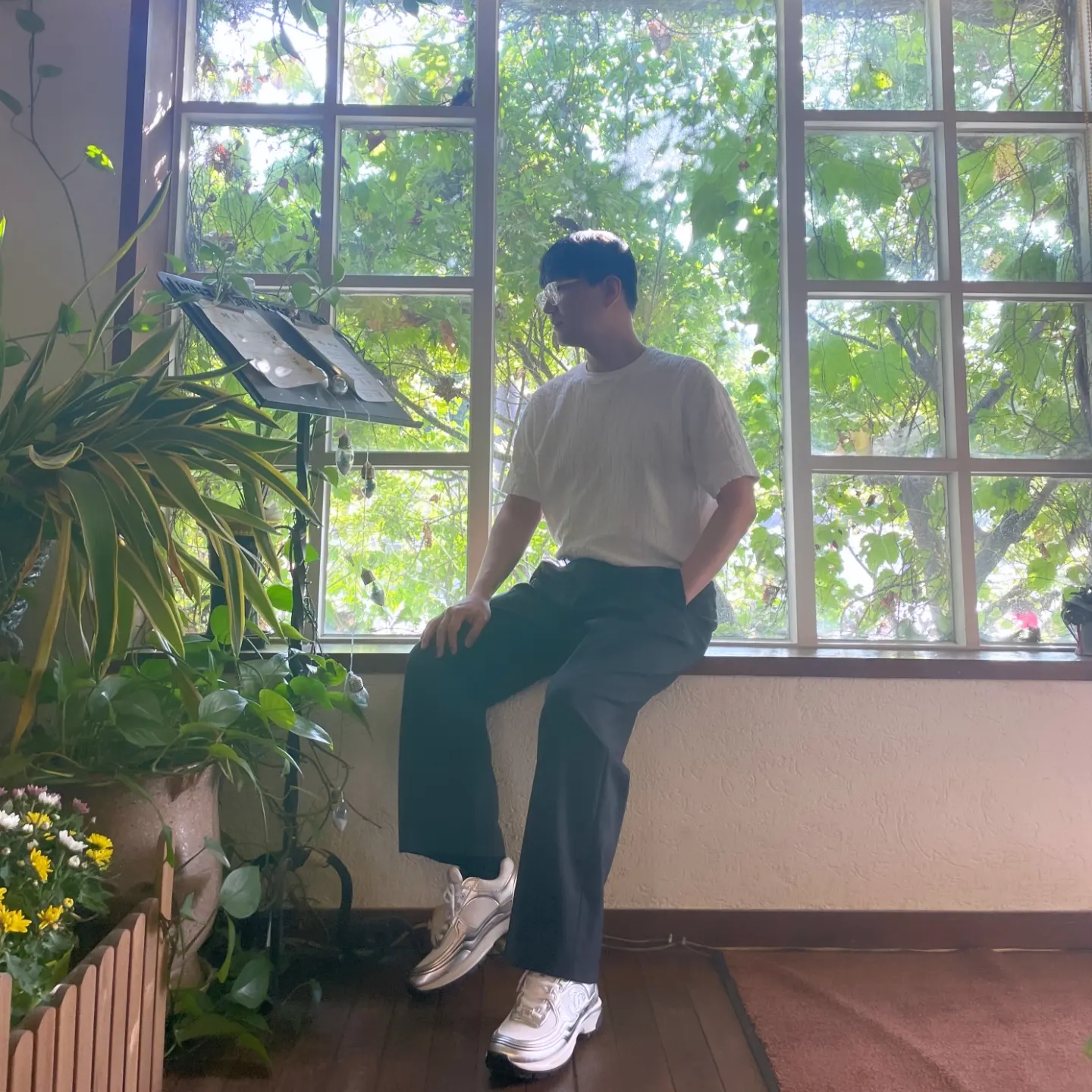 Dior Oblique Relaxed Fit T-Shirt Terry Cotton Jacquard Off White, Chanel Sneakers Fabric Laminated & White Silver 착용 스타일