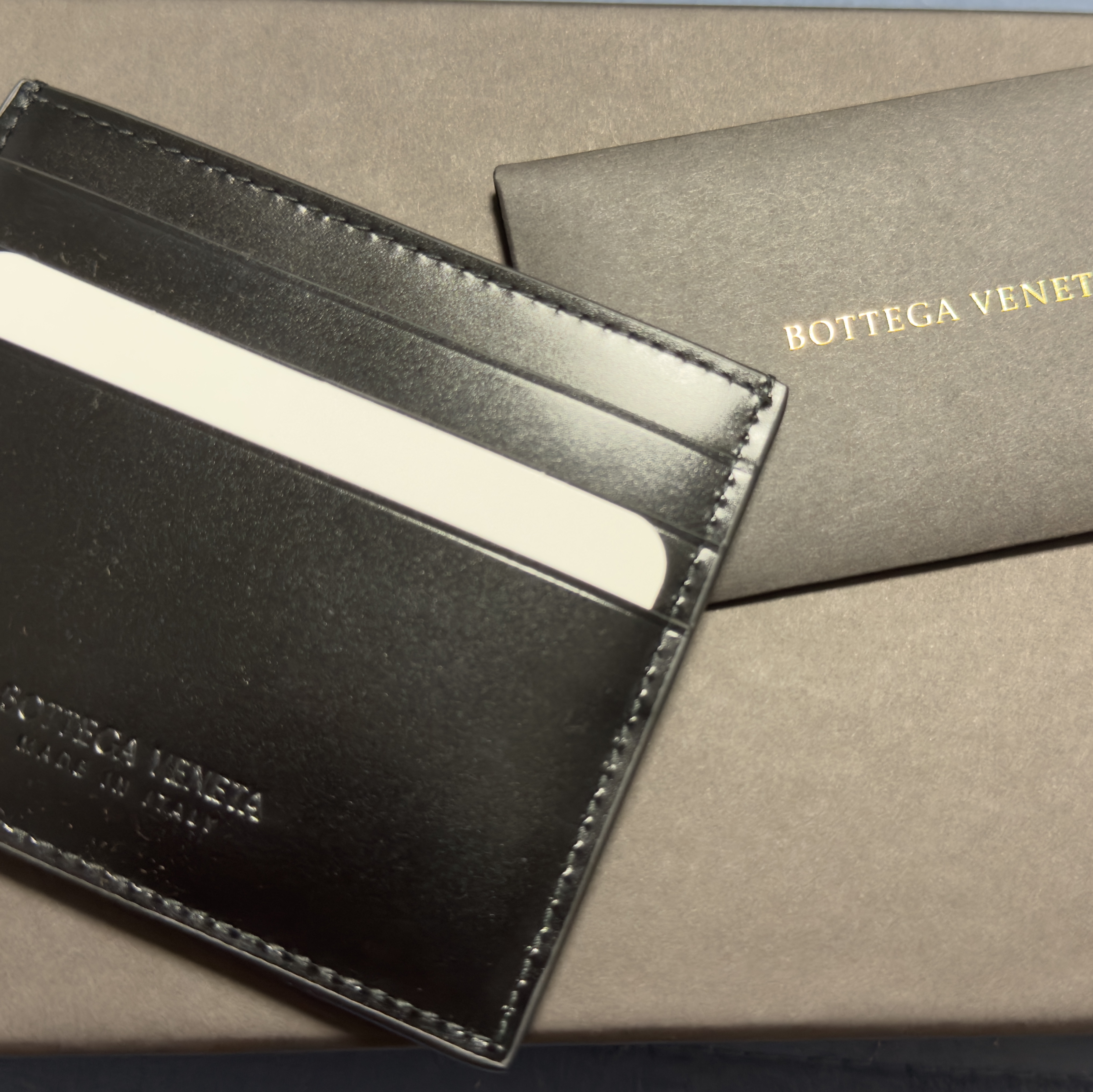 Bottega Veneta Card Case Black 착용 스타일 - 2
