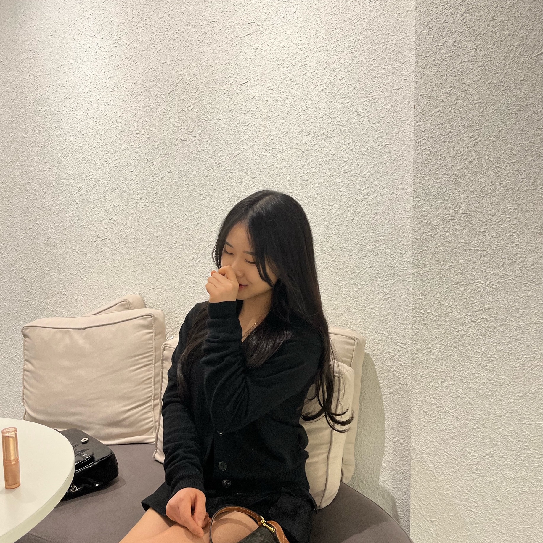 Celine Mini Besace Clea in Triomphe Canvas Calfskin Tan, Matin Kim Classic Chain Quilting Bag Black 착용 스타일 - 2