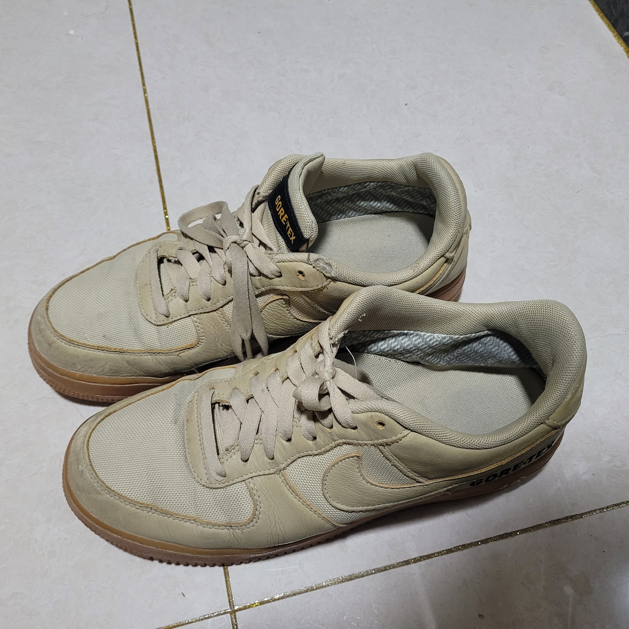 Nike Air Force 1 Low Gore-Tex Team Gold Khaki 착용 스타일