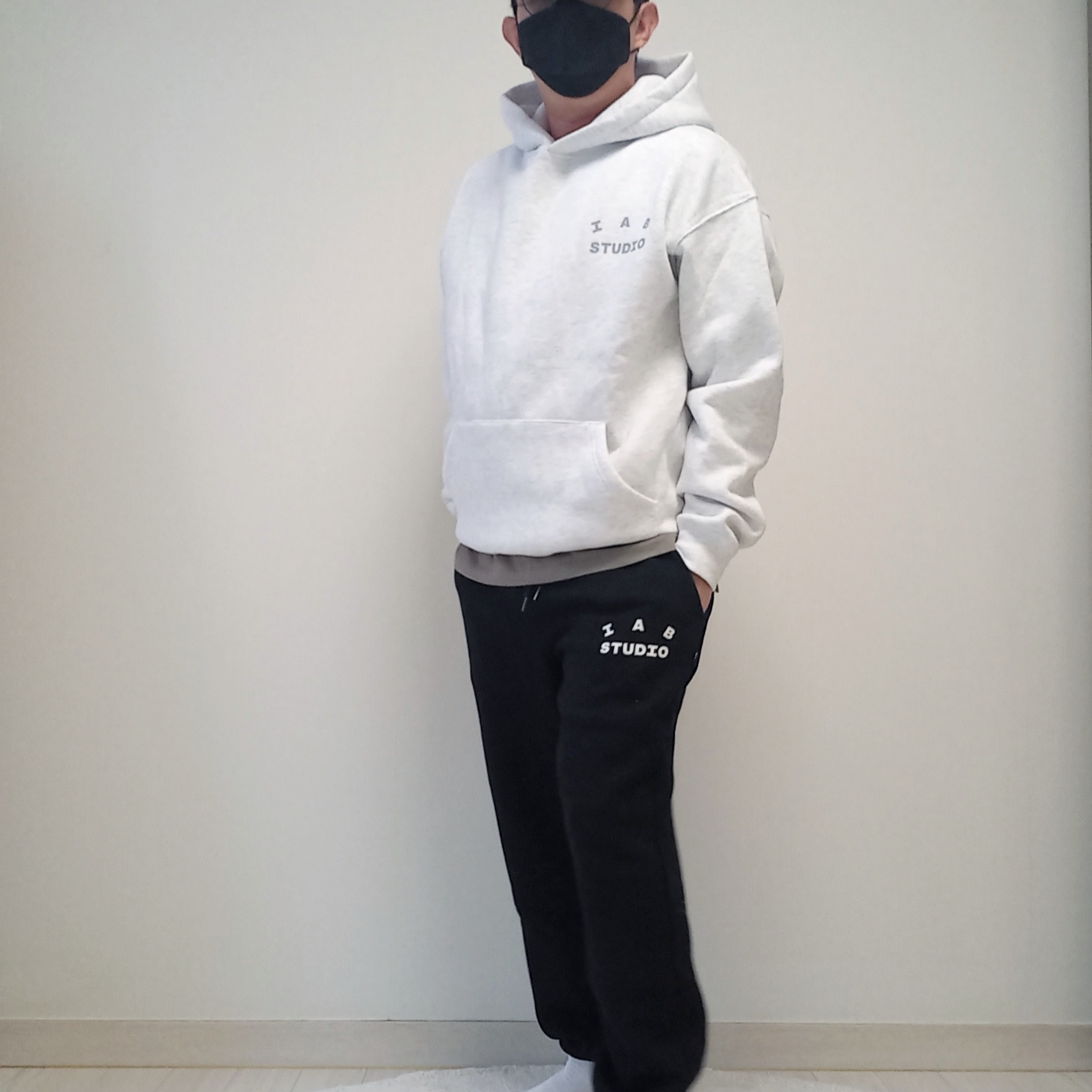 IAB Studio Hoodie Light Gray, IAB Studio Sweatpants Black White - 23SS 착용 스타일 - 4