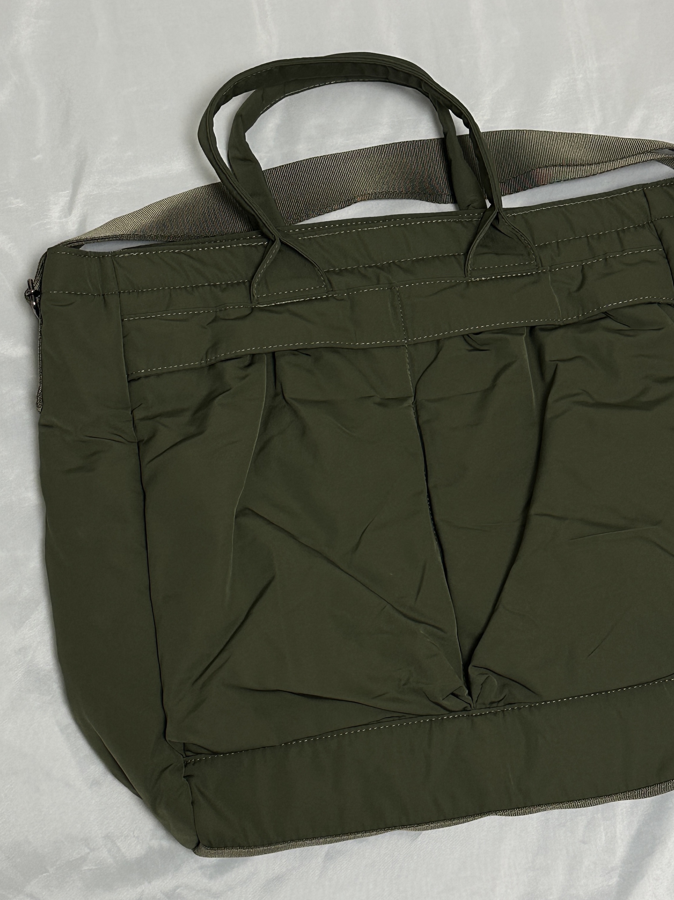 Uniqlo 2-Way Utility Bag Olive 착용 스타일 - 6