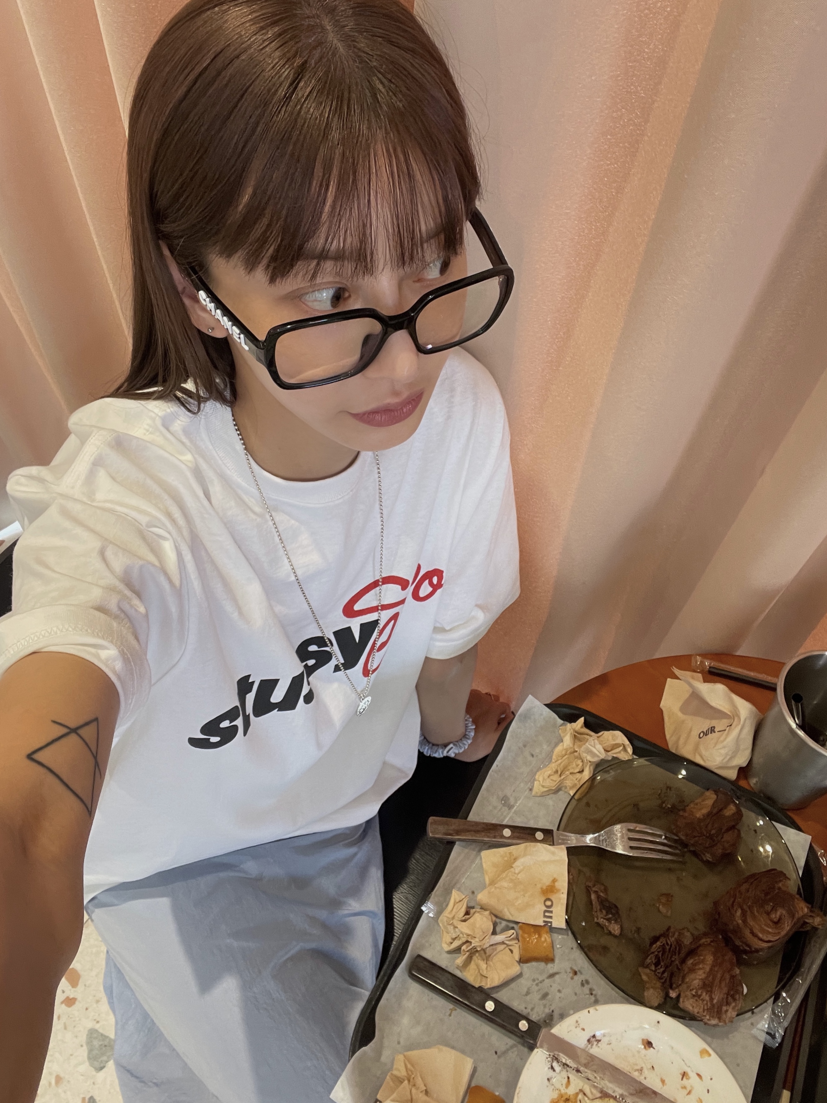 (W) Balenciaga Runner Sneakers Blue White, Stussy Sport Script T-Shirt White 착용 스타일 - 7
