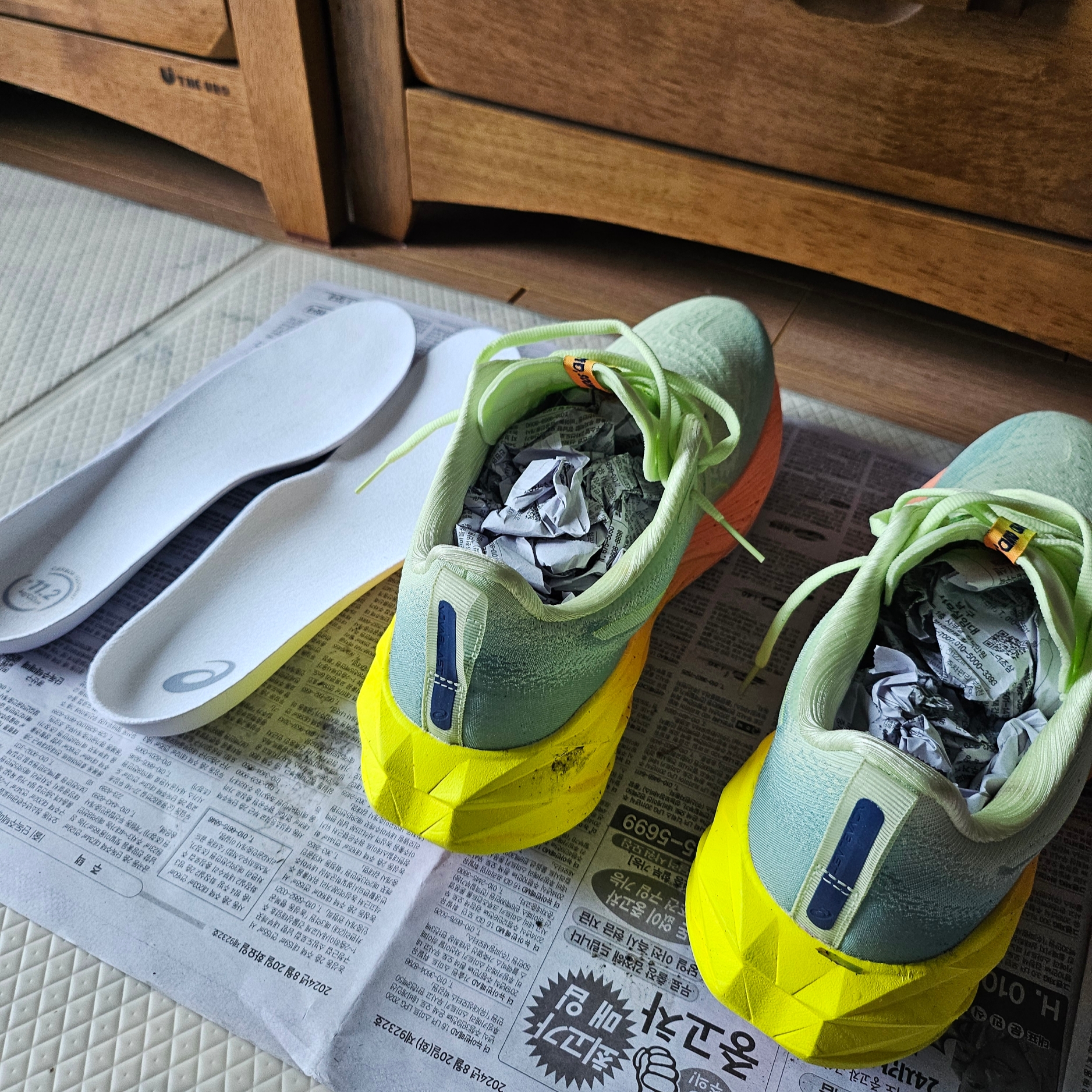 Asics Novablast 4 Cool Matcha Safety Yellow 착용 스타일 - 2