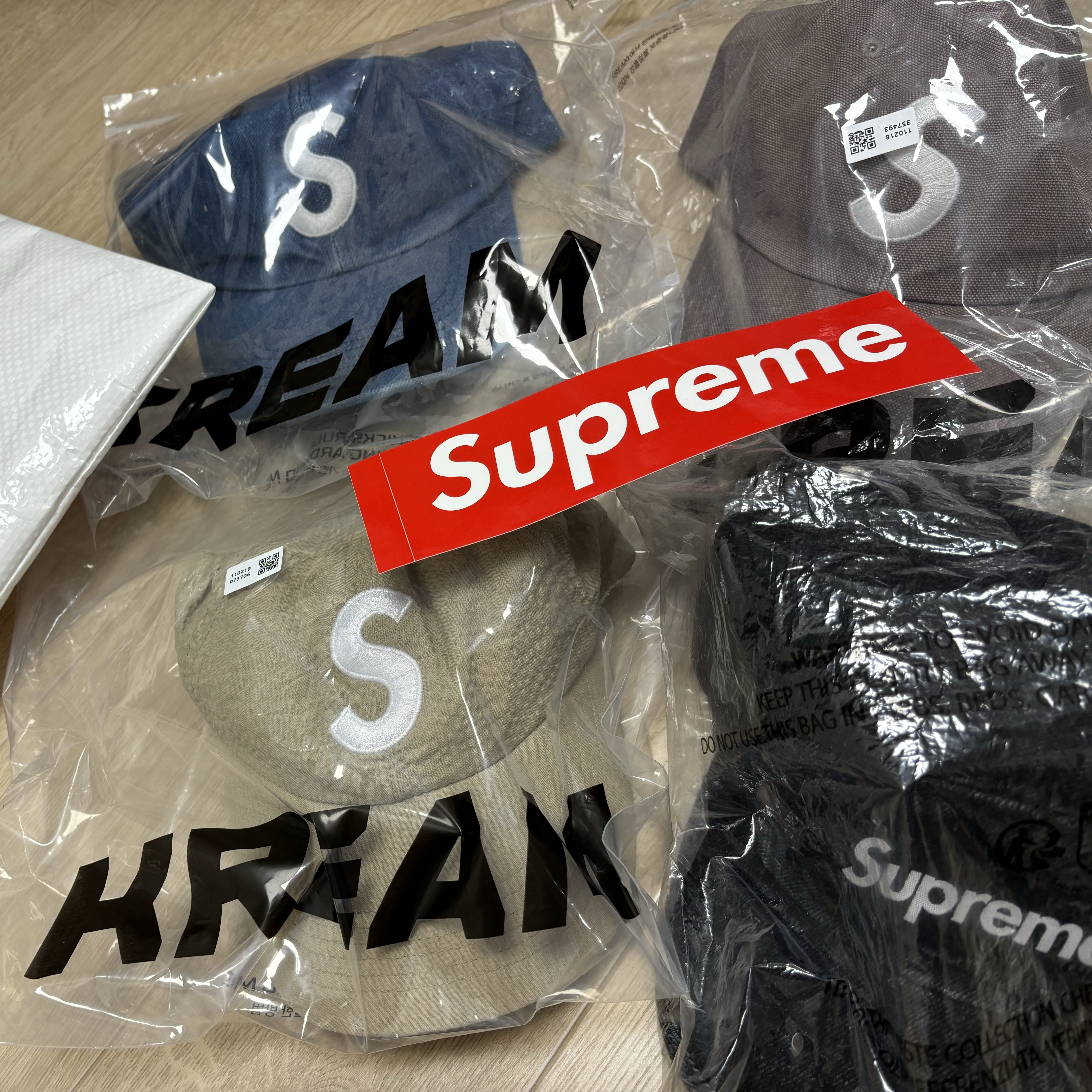 Supreme Pigment S Logo 6-Panel Khaki - 24FW 착용 스타일