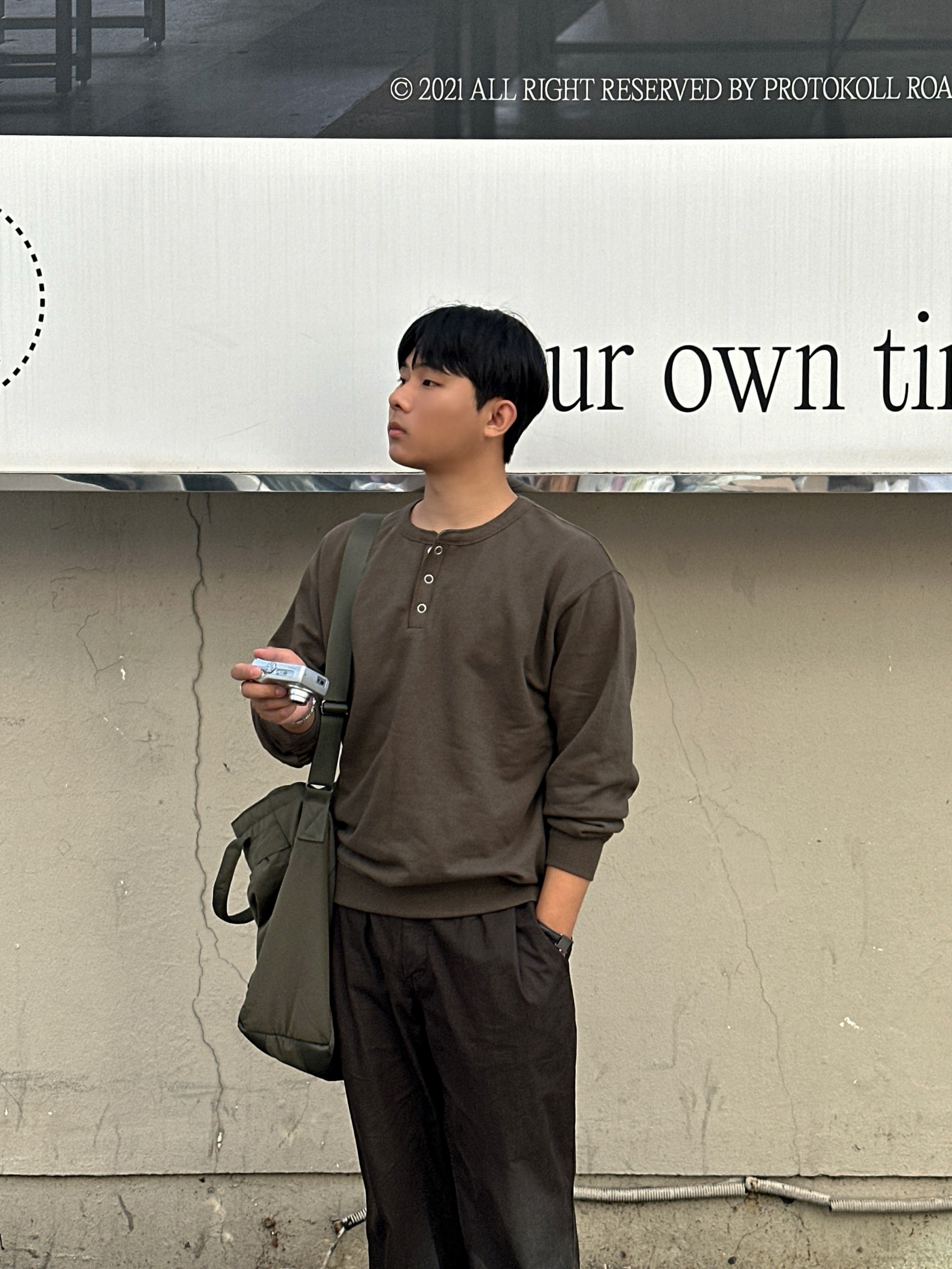 Uniqlo 2-Way Utility Bag Olive 착용 스타일 - 4