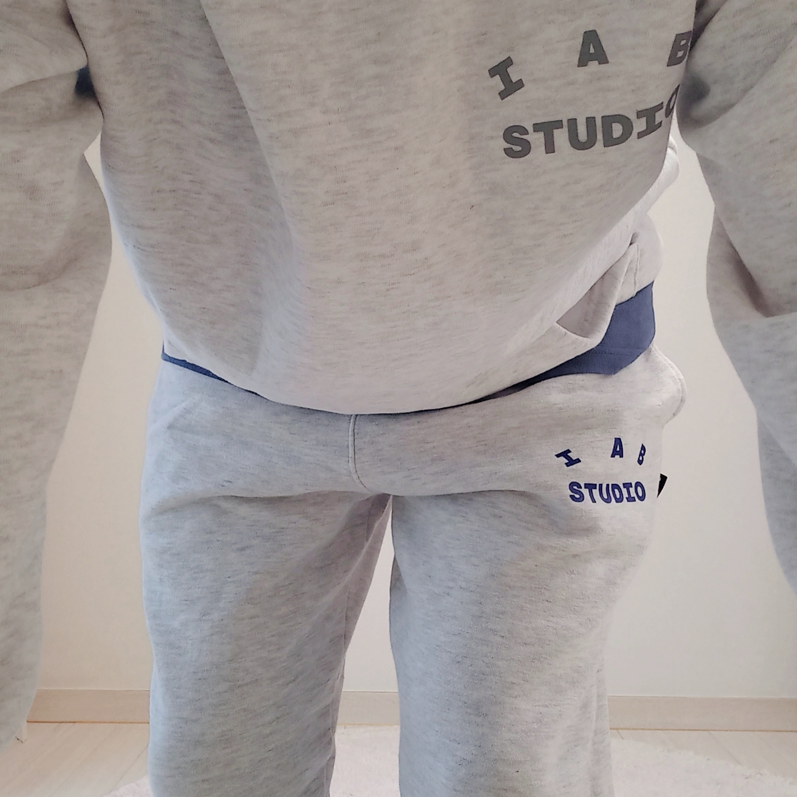 IAB Studio Hoodie Light Gray, IAB Studio Sweatpants Light Gray 착용 스타일 - 4