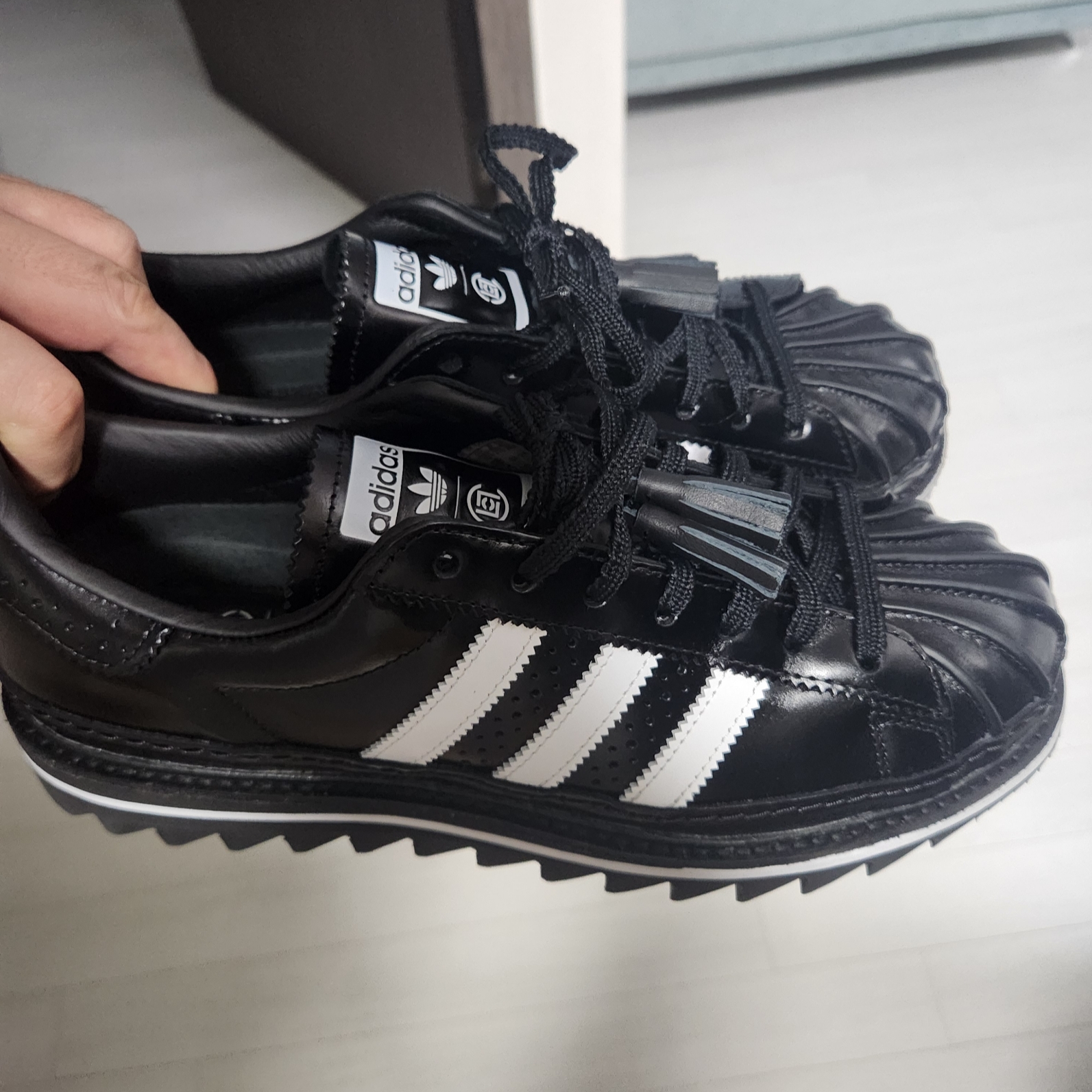 Adidas x Clot Superstar Core Black Cloud White 착용 스타일
