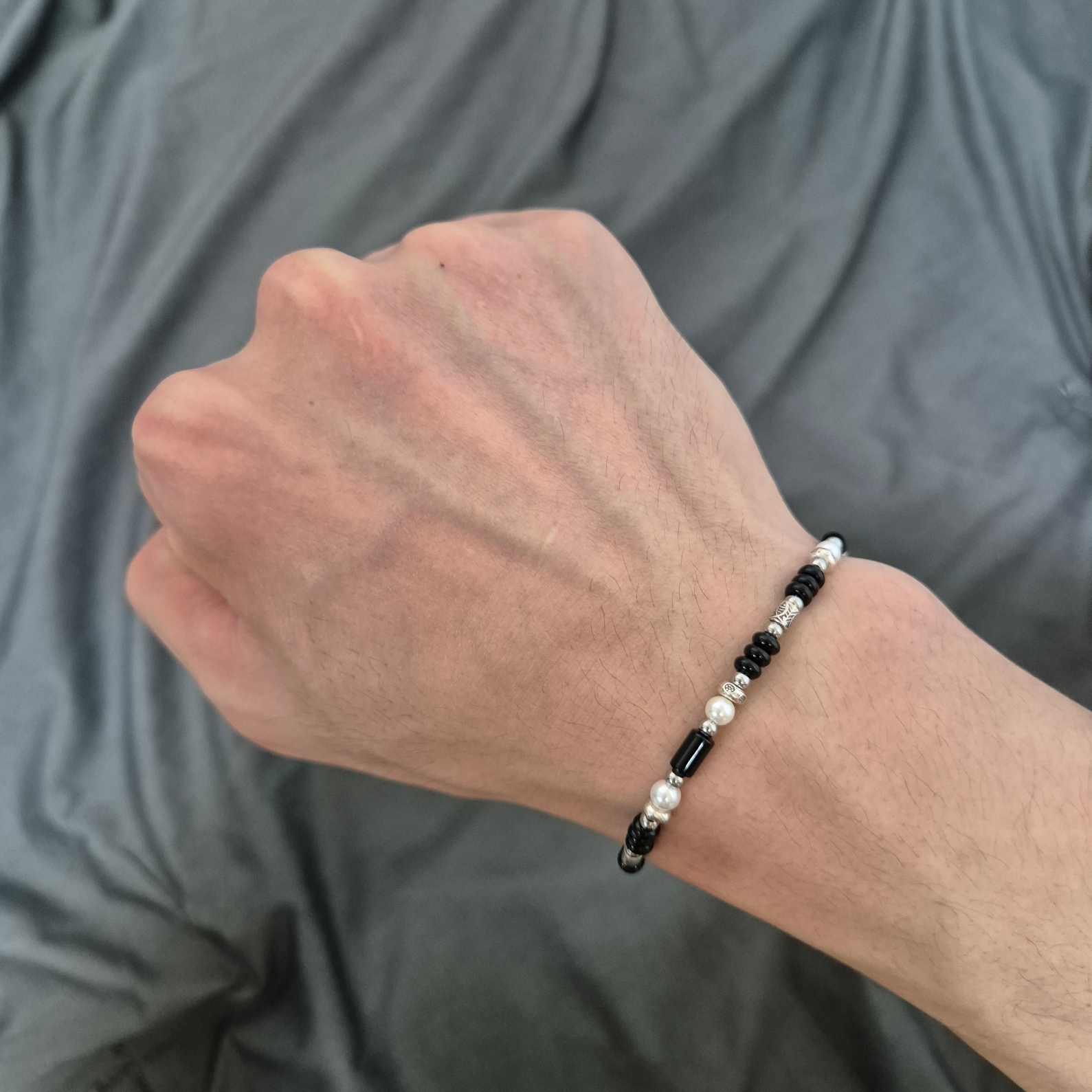 [KREAM 단독] Scudo Shell Black Pearl Beads Bracelet 착용 스타일 - 1