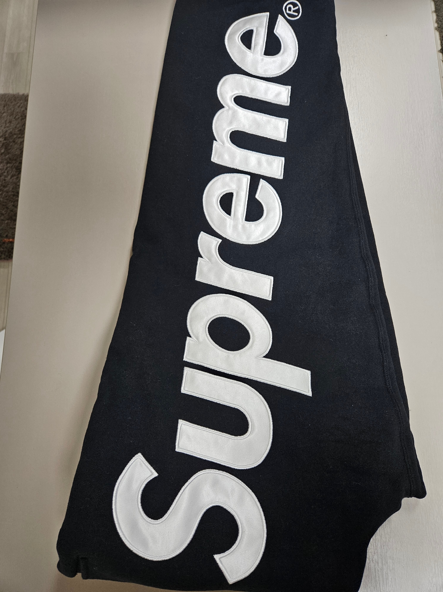 Supreme Satin Applique Sweatpants Black - 24FW 착용 스타일 - 1