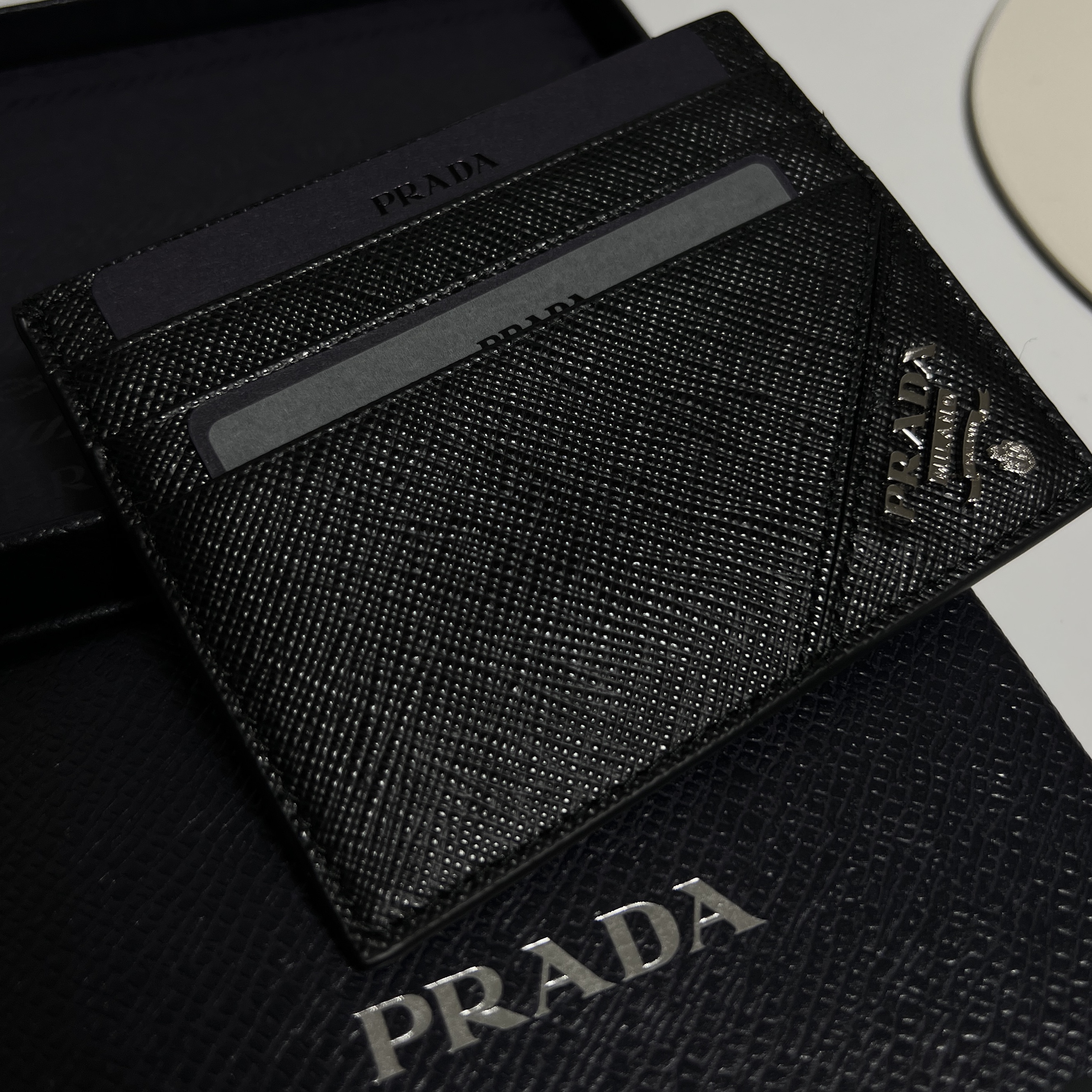 Prada Saffiano Leather Card Holder Black 착용 스타일