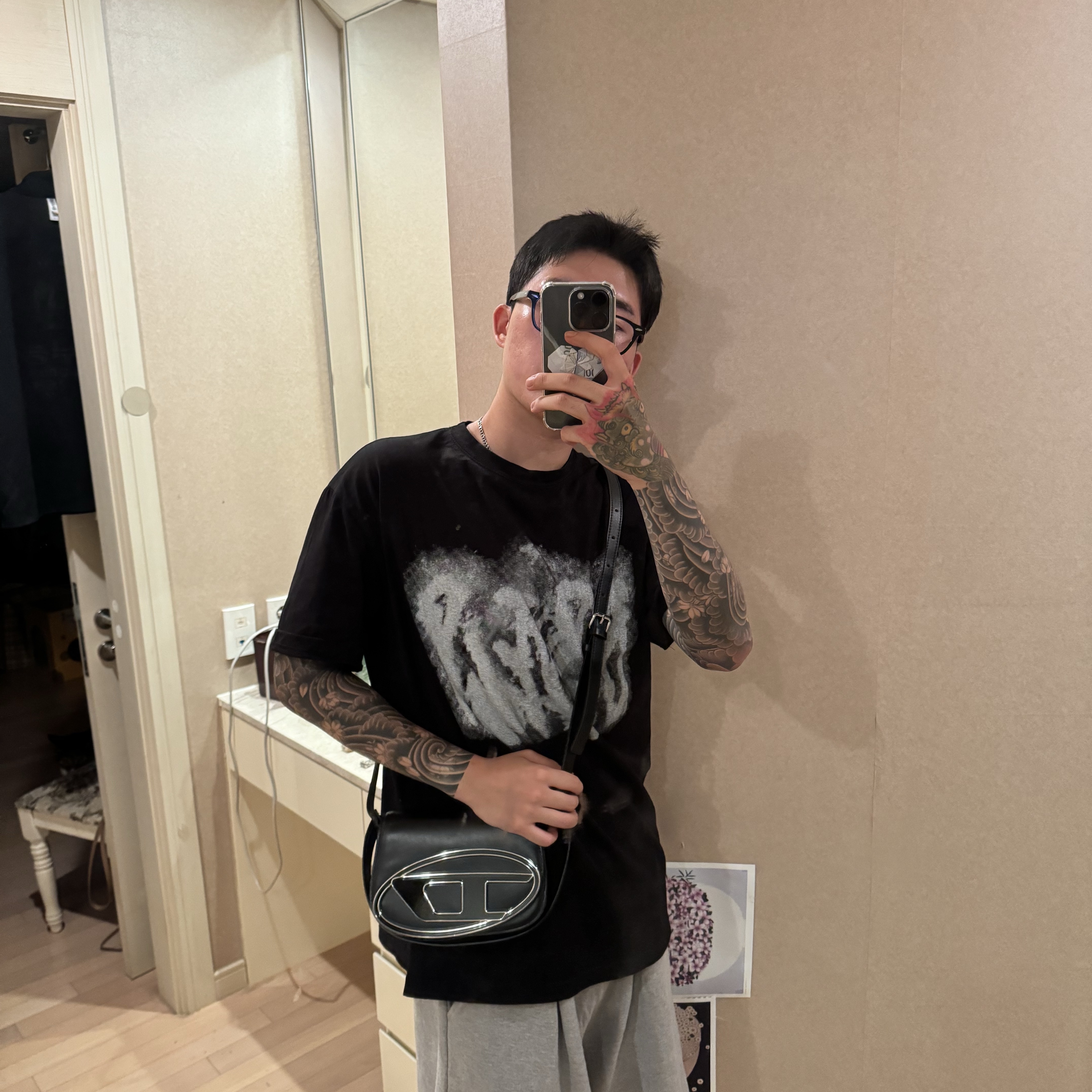 Diesel 1DR Shoulder Bag in Nappa Leather Black 착용 스타일