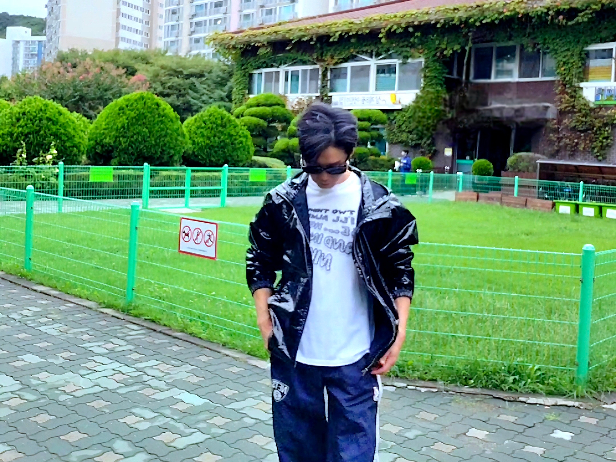 Stussy Beach Shell Coated Ripstop Black, Nike x Drake Nocta NRG T-Shirt White - Asia 착용 스타일