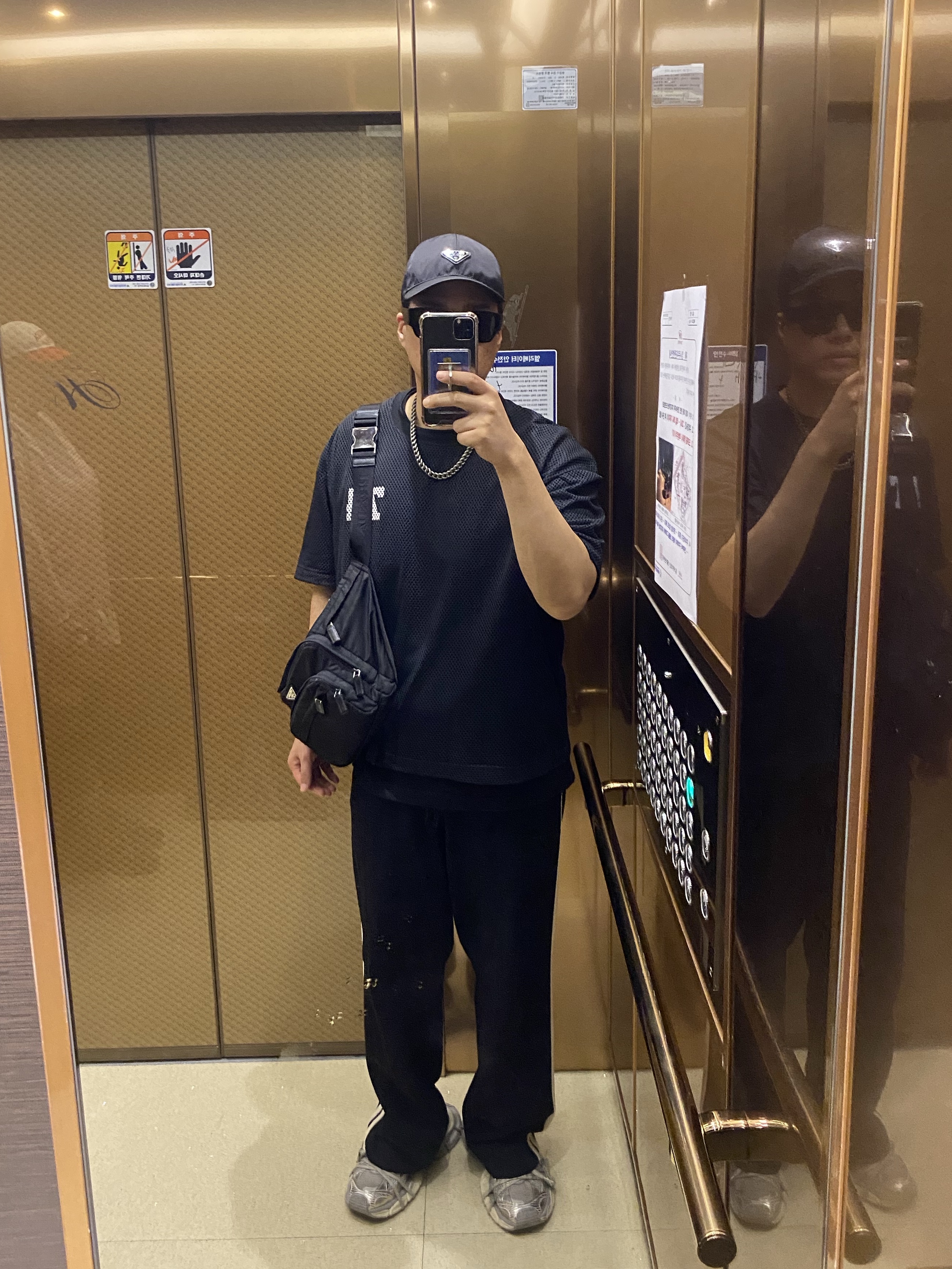 Balenciaga 3XL Sneakers Light Beige, (W) Prada Velvet Baseball Cap Black 착용 스타일
