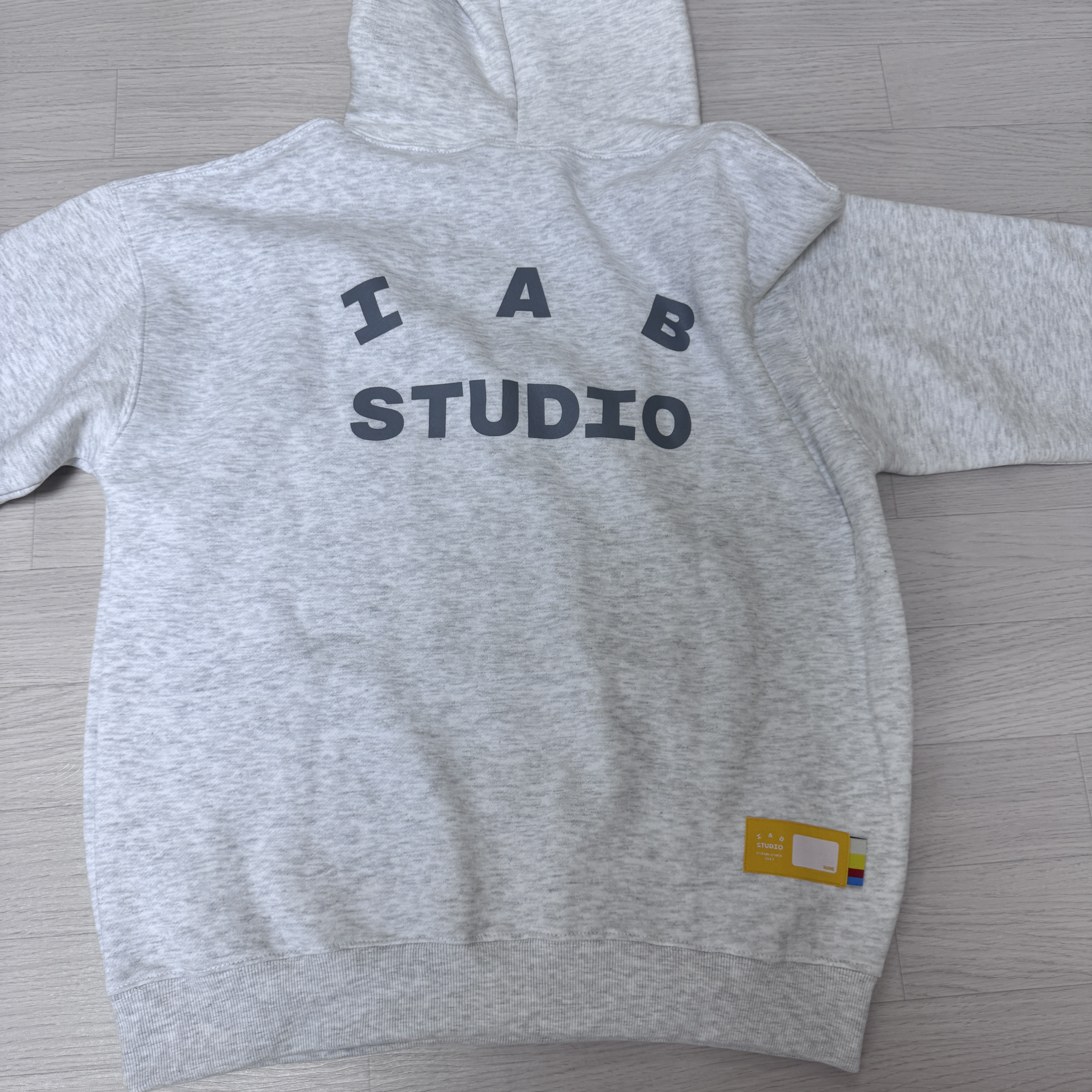 IAB Studio Hoodie Light Gray 착용 스타일