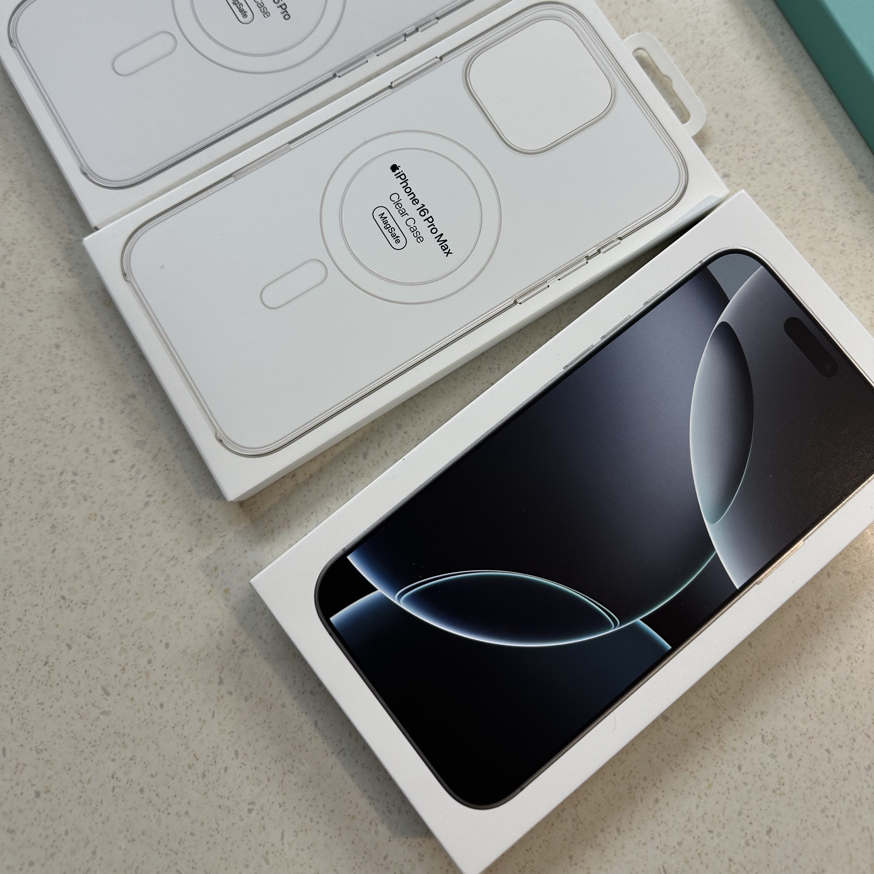 Apple iPhone 16 Pro Max 512GB White Titanium (Korean Ver.) 착용 스타일