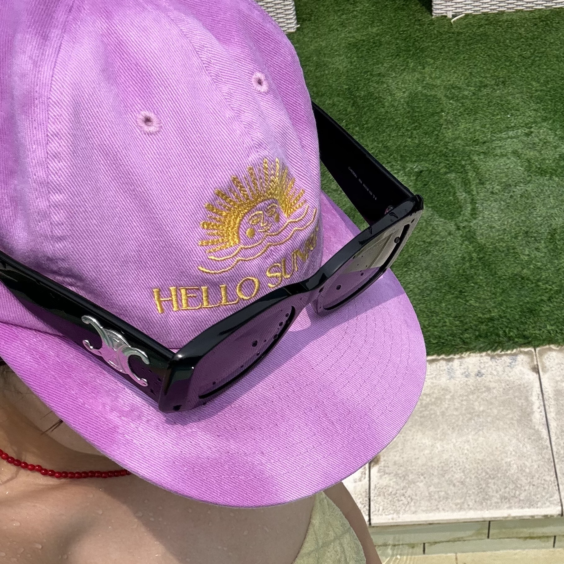 (W) Celine Triomphe XL 01 Sunglasses in Acetate Black, Hello Sunrise Washed OG Logo 6Panel Cap VTG Pink 착용 스타일 - 4