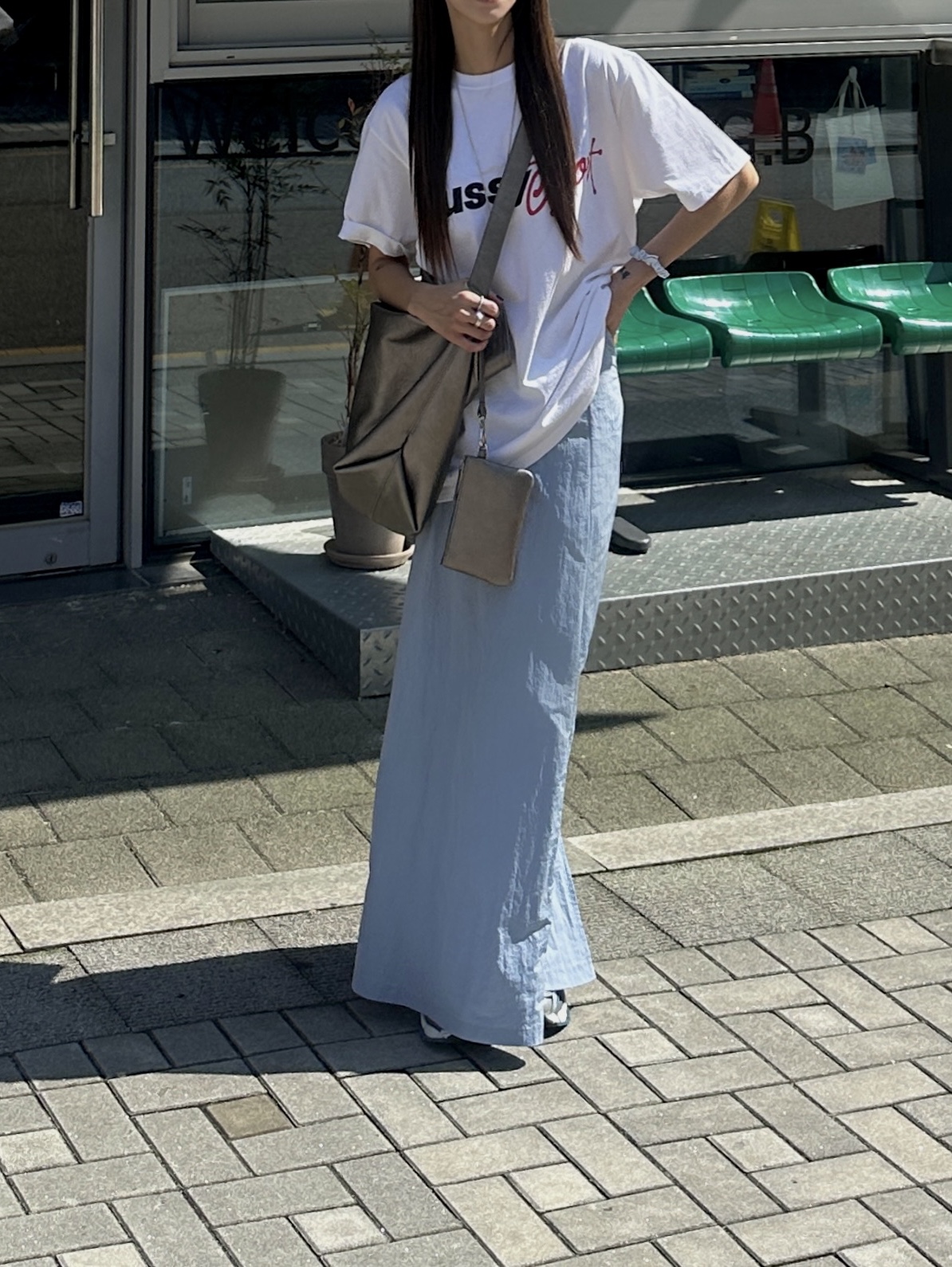 (W) Balenciaga Runner Sneakers Blue White, Stussy Sport Script T-Shirt White 착용 스타일 - 5