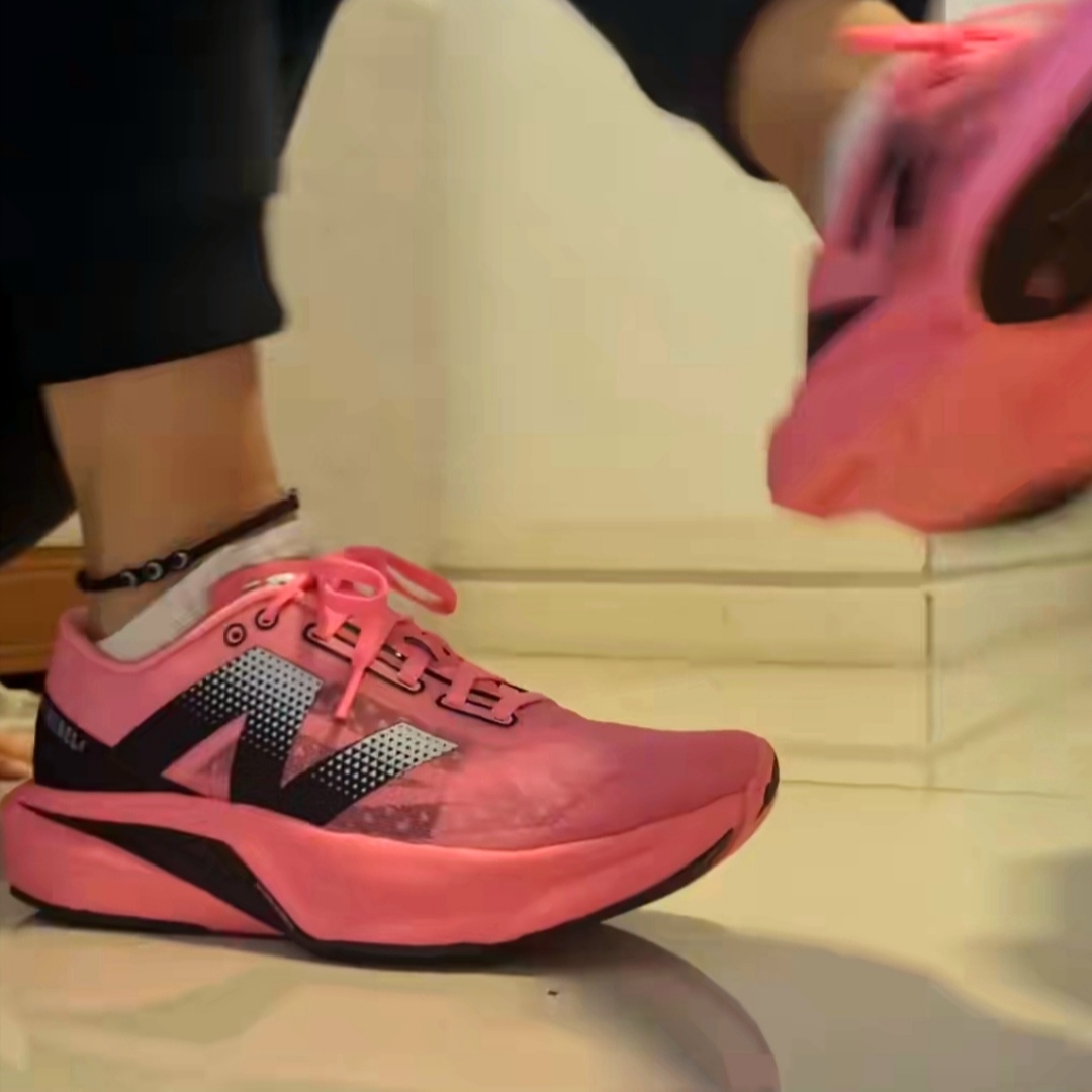 New Balance Fuelcell Rebel v4 Ultra Pink Black - 2E Wide, New Balance Fuelcell Rebel v4 Ultra Pink Black - D Standard 착용 스타일