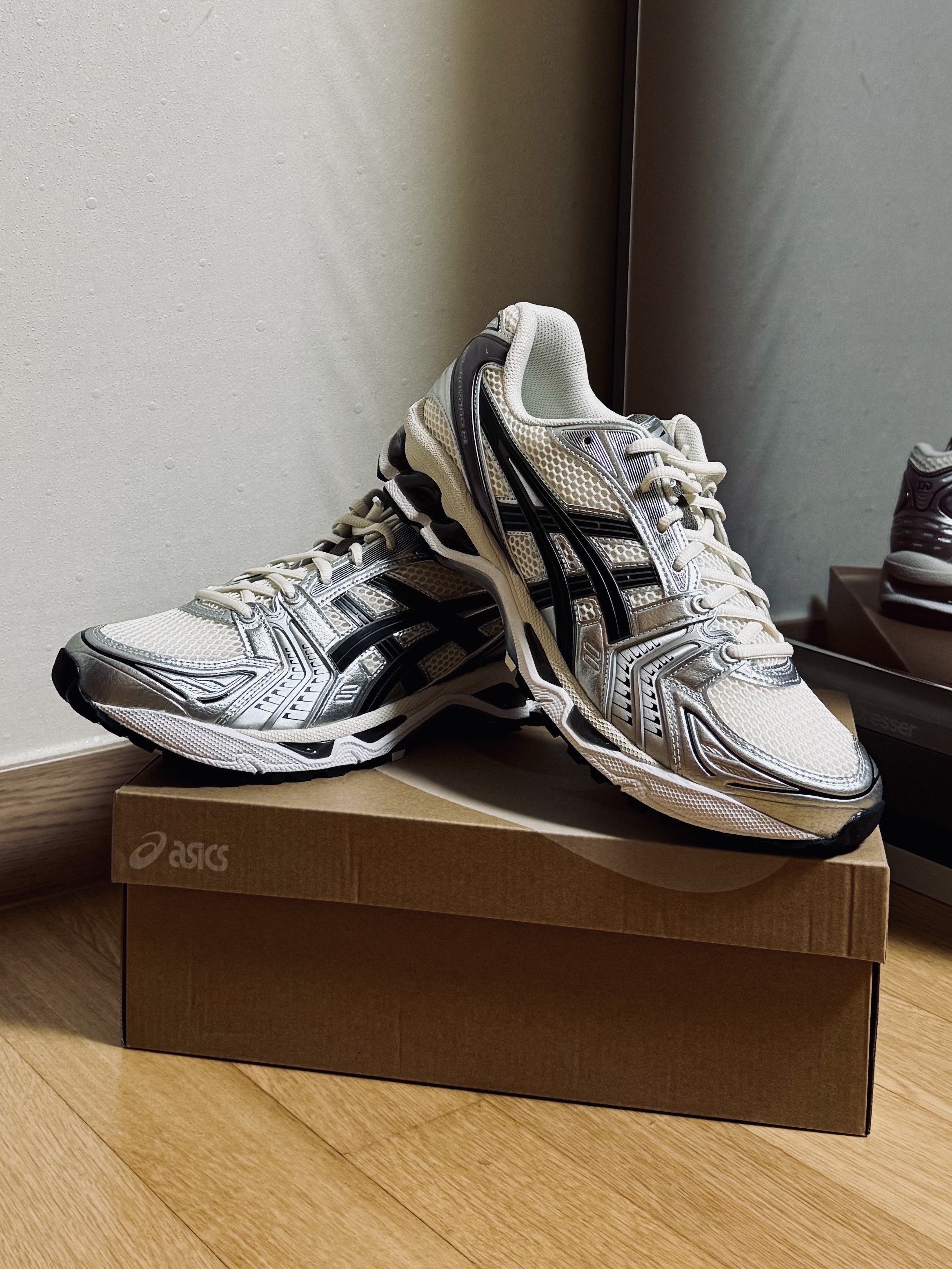 Asics Gel-Kayano 14 Cream Black 착용 스타일