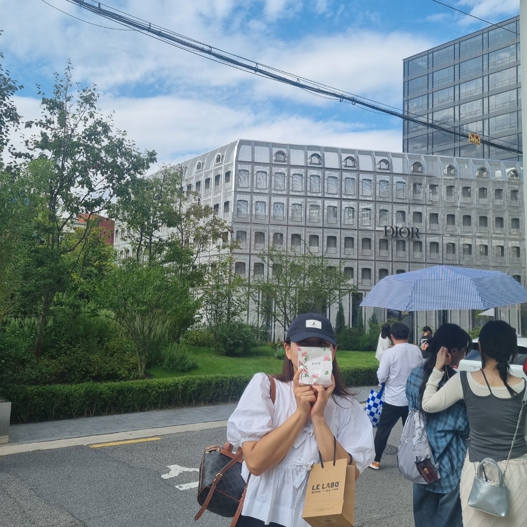 Celine Mini Backpack Folco in Triomphe Canvas and Calfskin Tan 착용 스타일