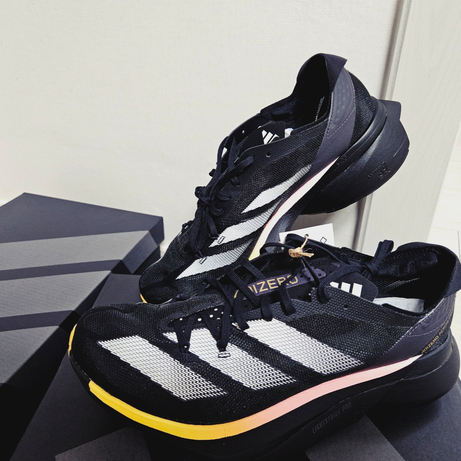 (W) Adidas Adizero Adios Pro 3 Core Black Zero Metalic 착용 스타일 - 1
